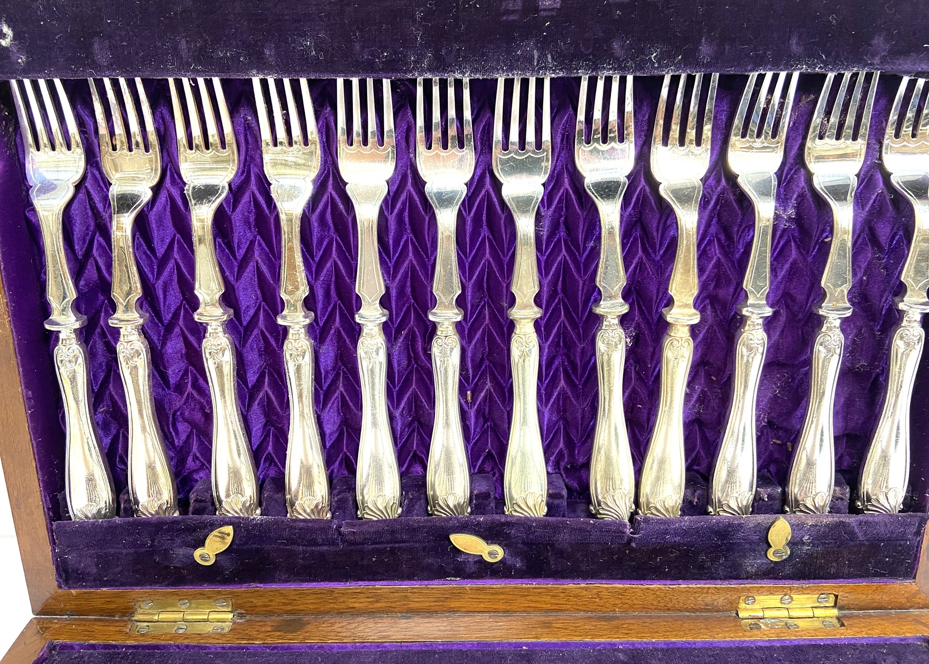 A group of assorted cased silver and silver plated flatware, including two cased sets of twelve - Bild 11 aus 11