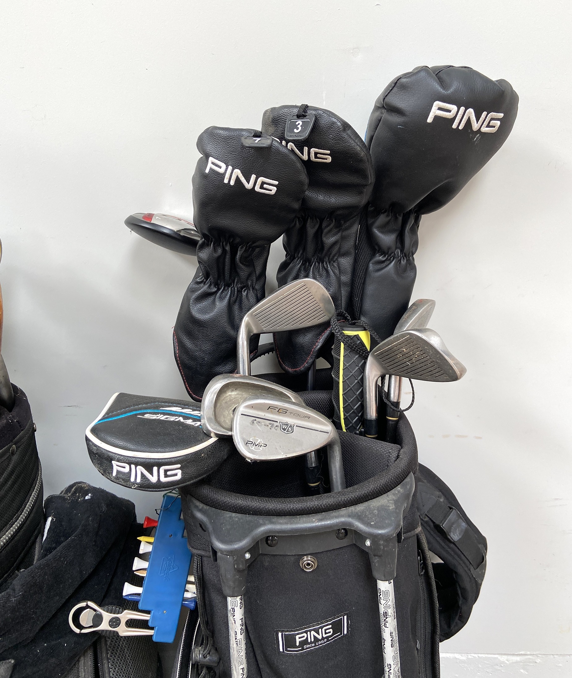 GOLF: Two golf bags, with a large assortment of clubs, including Ping and others (a lot) - Bild 3 aus 8