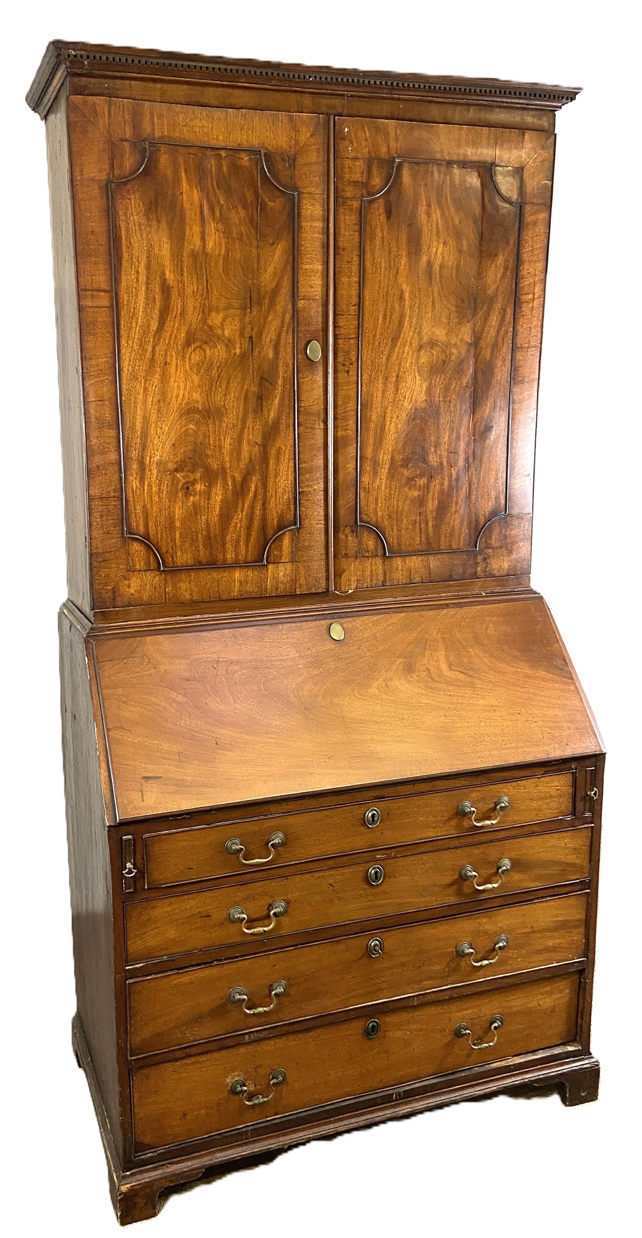 A George III mahogany bureau bookcase, the moulded cornice over two panelled doors, opening to - Bild 6 aus 6
