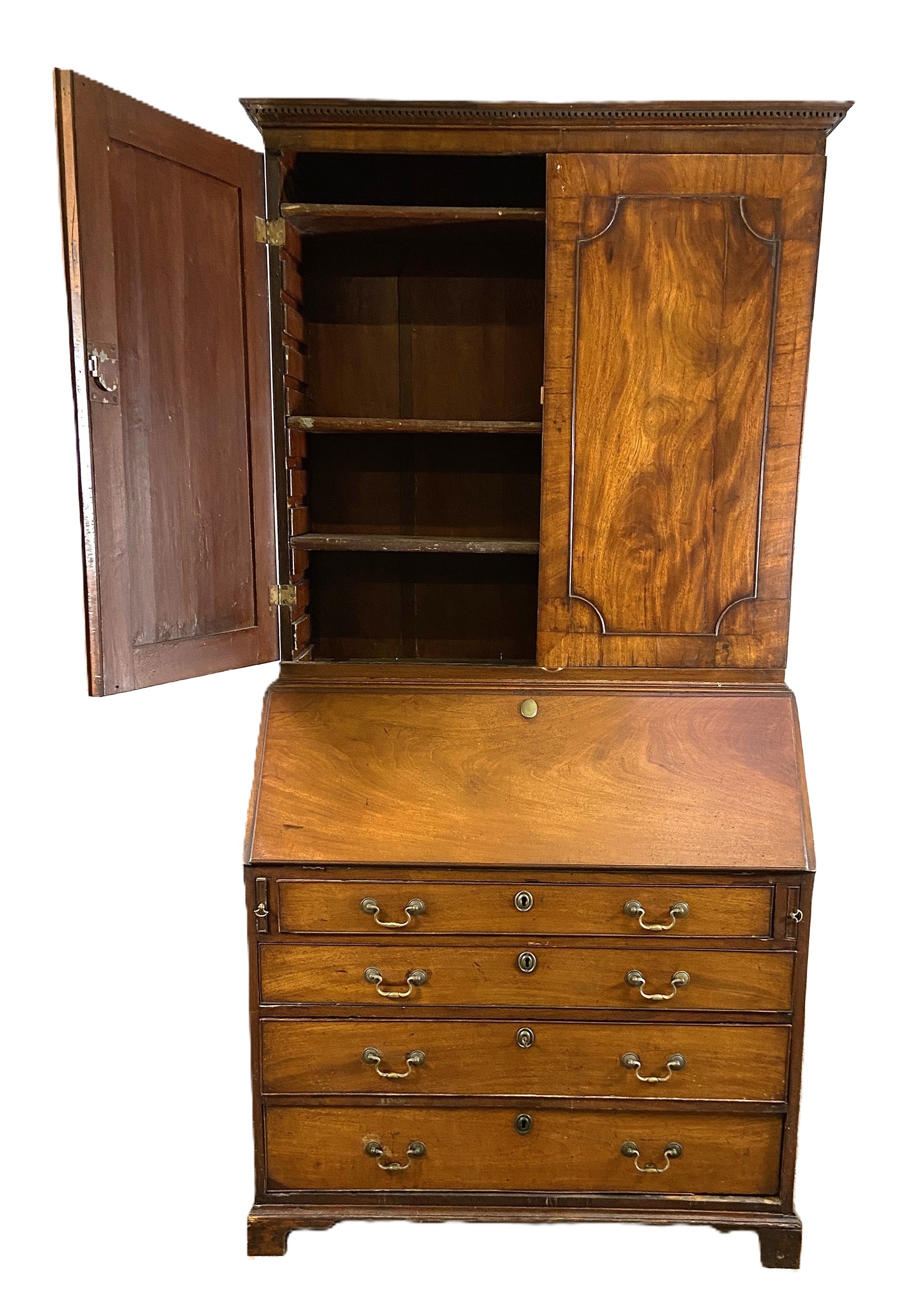 A George III mahogany bureau bookcase, the moulded cornice over two panelled doors, opening to - Bild 5 aus 6