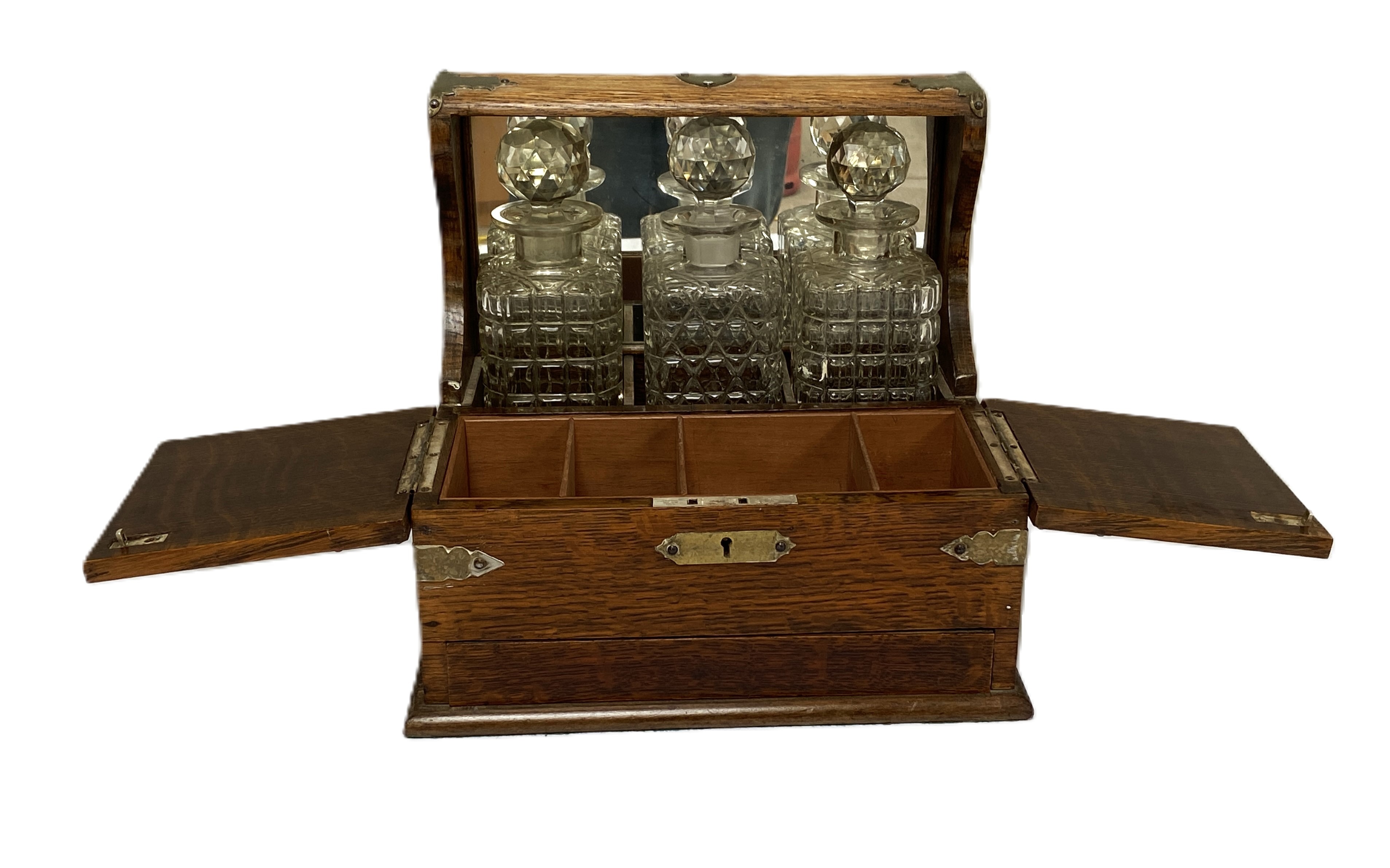 A Victorian oak cased tantalus, fitted with three spirit decanters, a humidor compartment and sprung - Bild 2 aus 3