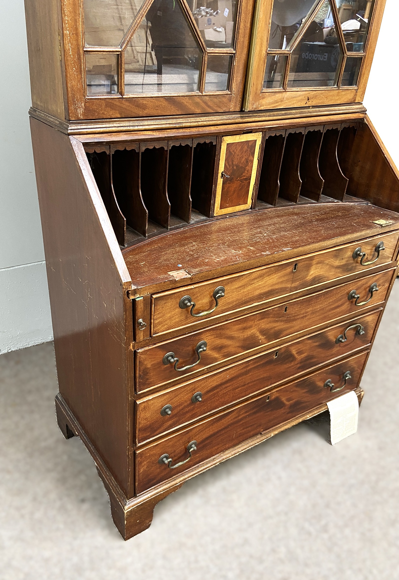 A George III style mahogany bureau bookcase, circa 1900, with a broken pediment over two astragal - Bild 3 aus 5