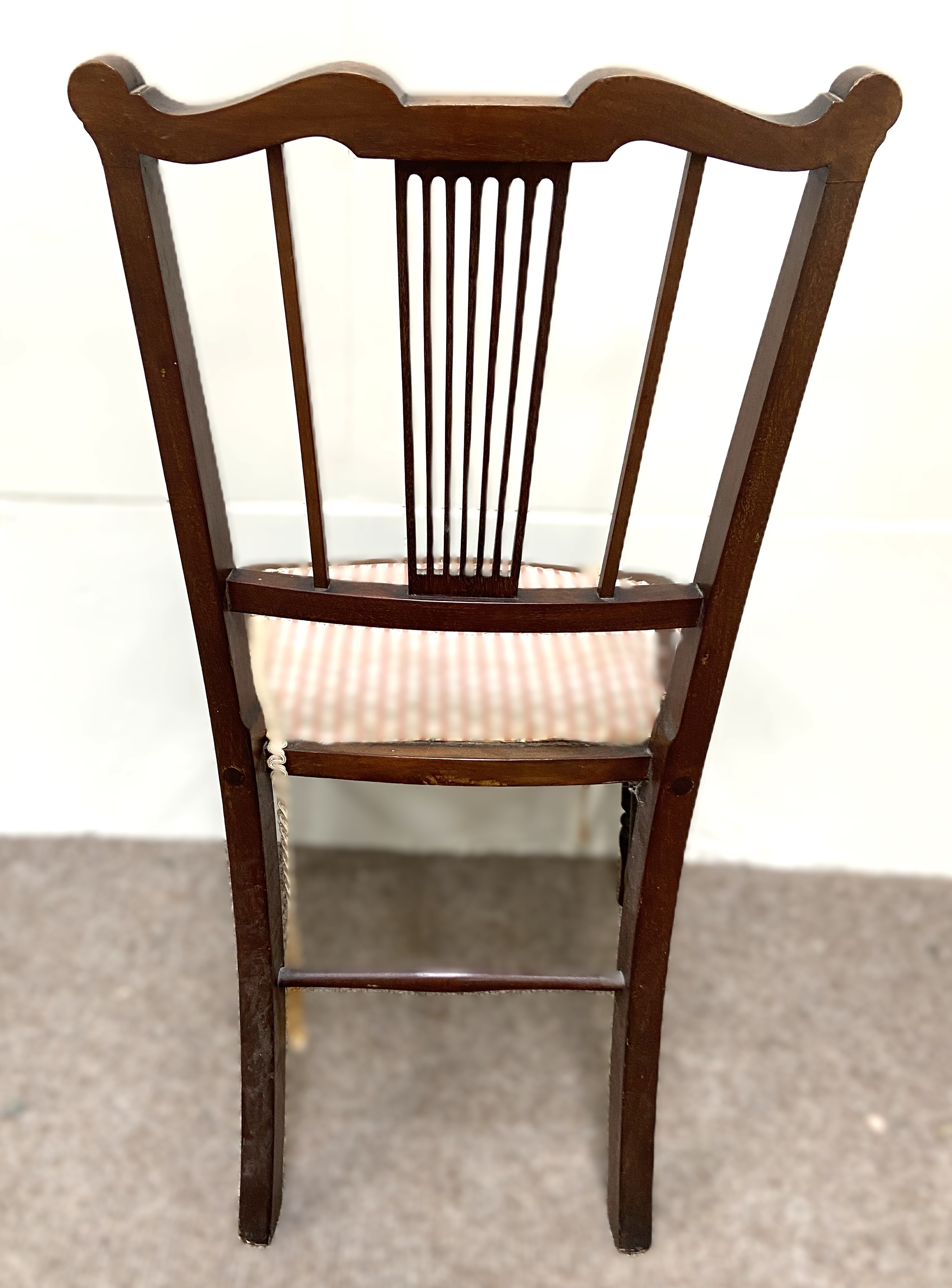An Edwardian upholstered and spindle set armchair; together with two small inlaid parlour chairs ( - Bild 4 aus 7