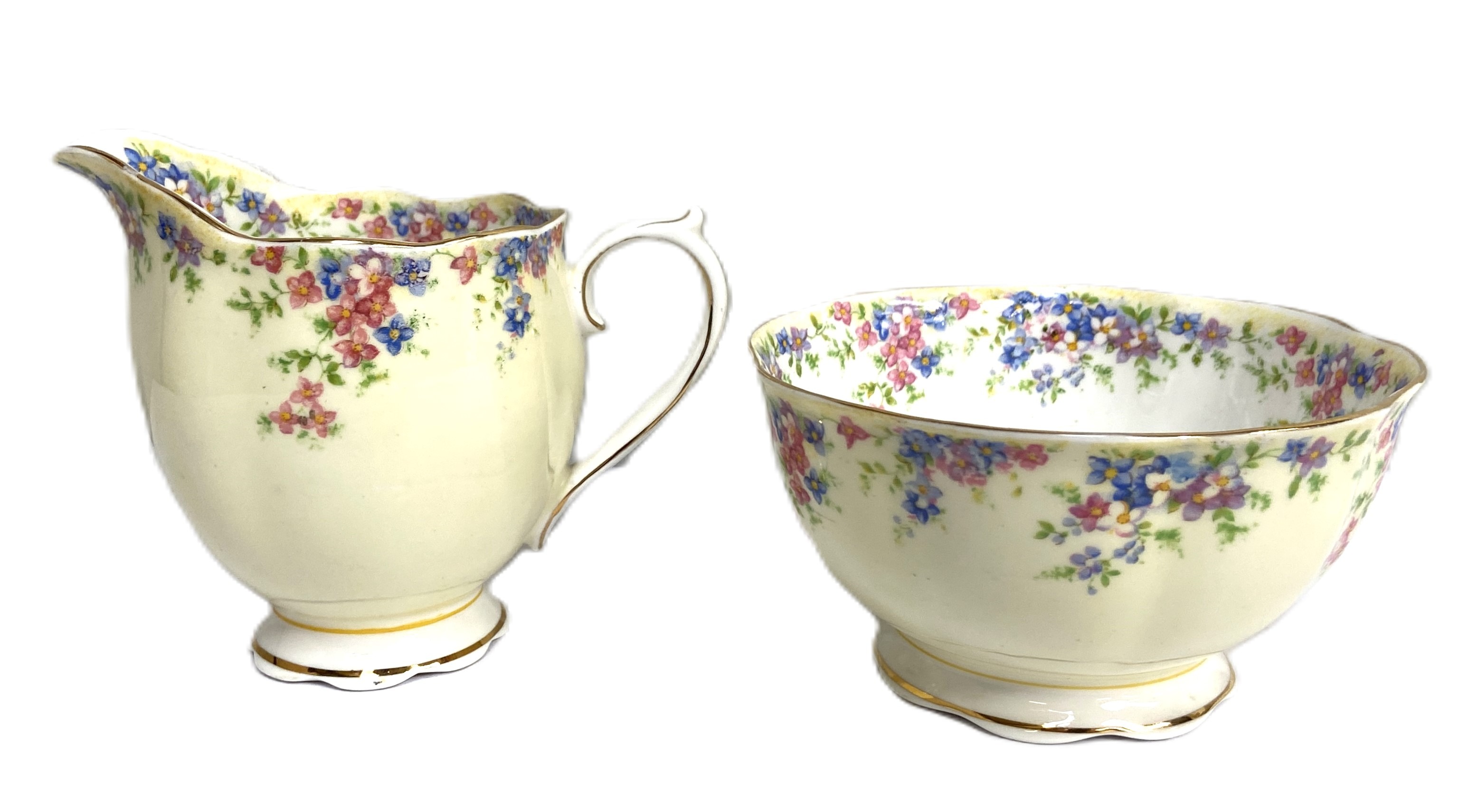 A Royal Albert ‘Maytime’ pattern tea service, with ten cups, assorted saucers, jug and sugar bowl, - Bild 4 aus 7