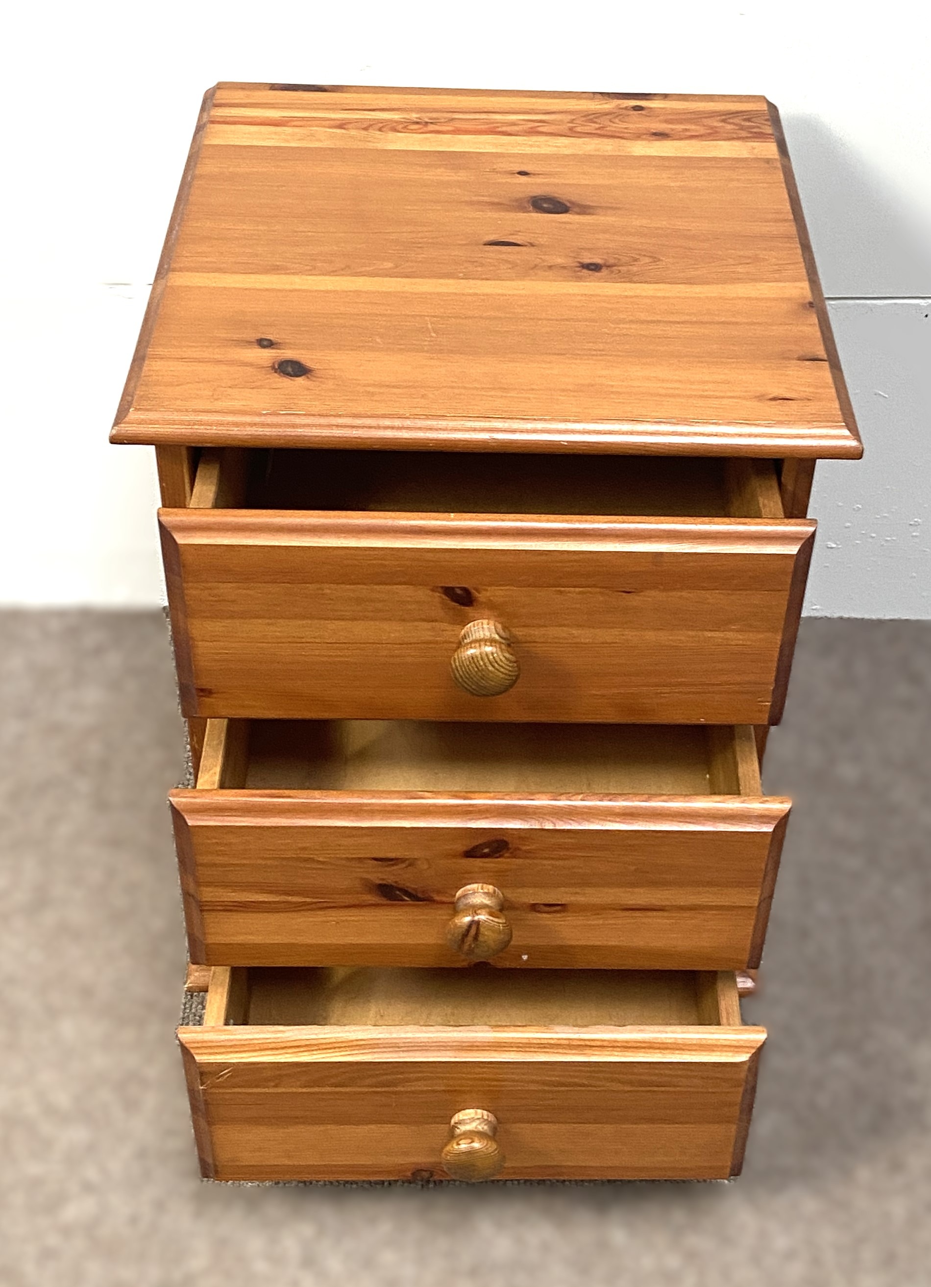 A modern pine bedside chest, with three drawers; als a small bedside cabinet, with a single - Image 5 of 5