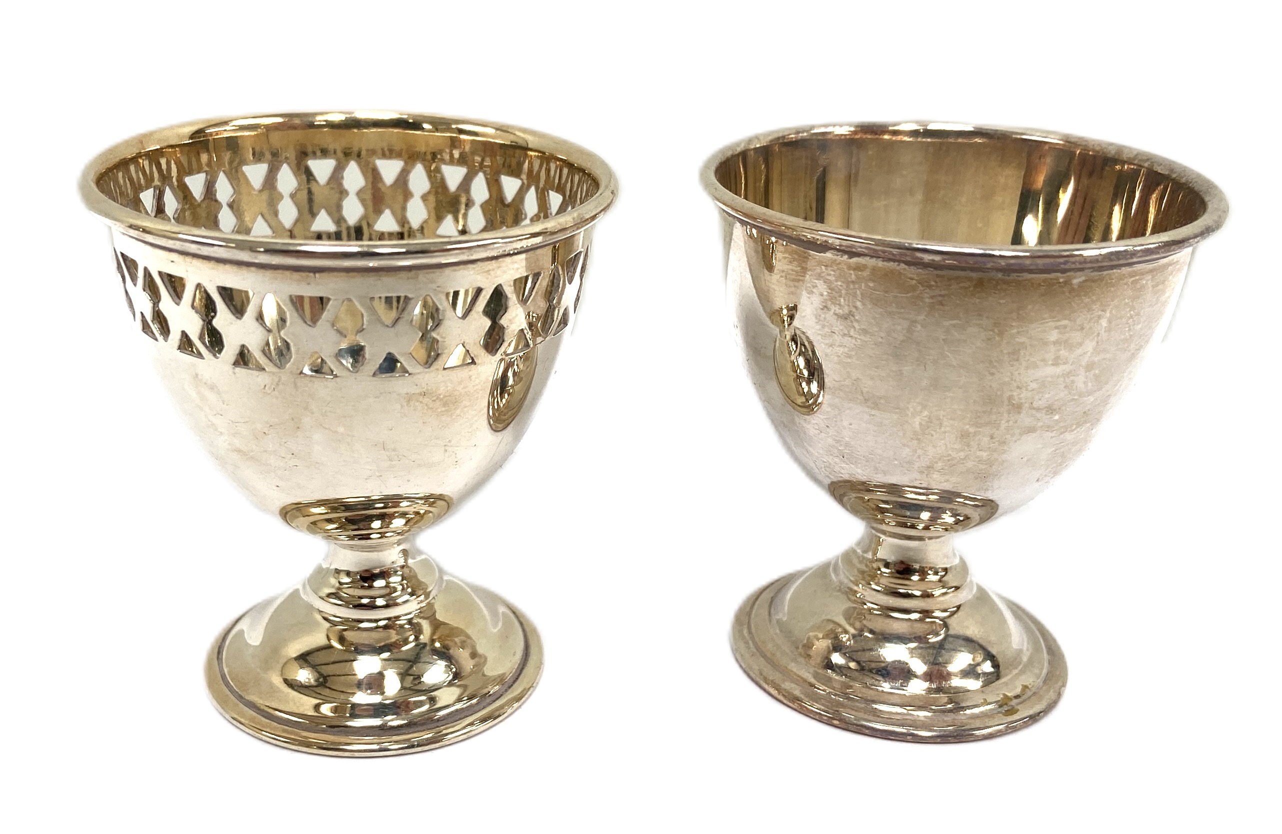 Assorted silver plate and related metalware, including a candle sniffer, various condiments, egg - Bild 4 aus 8