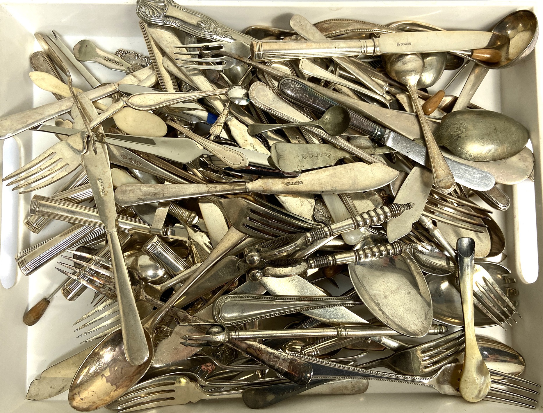 A large assortment of silver plated and related flatware, including a pickle fork, nut crackers - Bild 2 aus 8