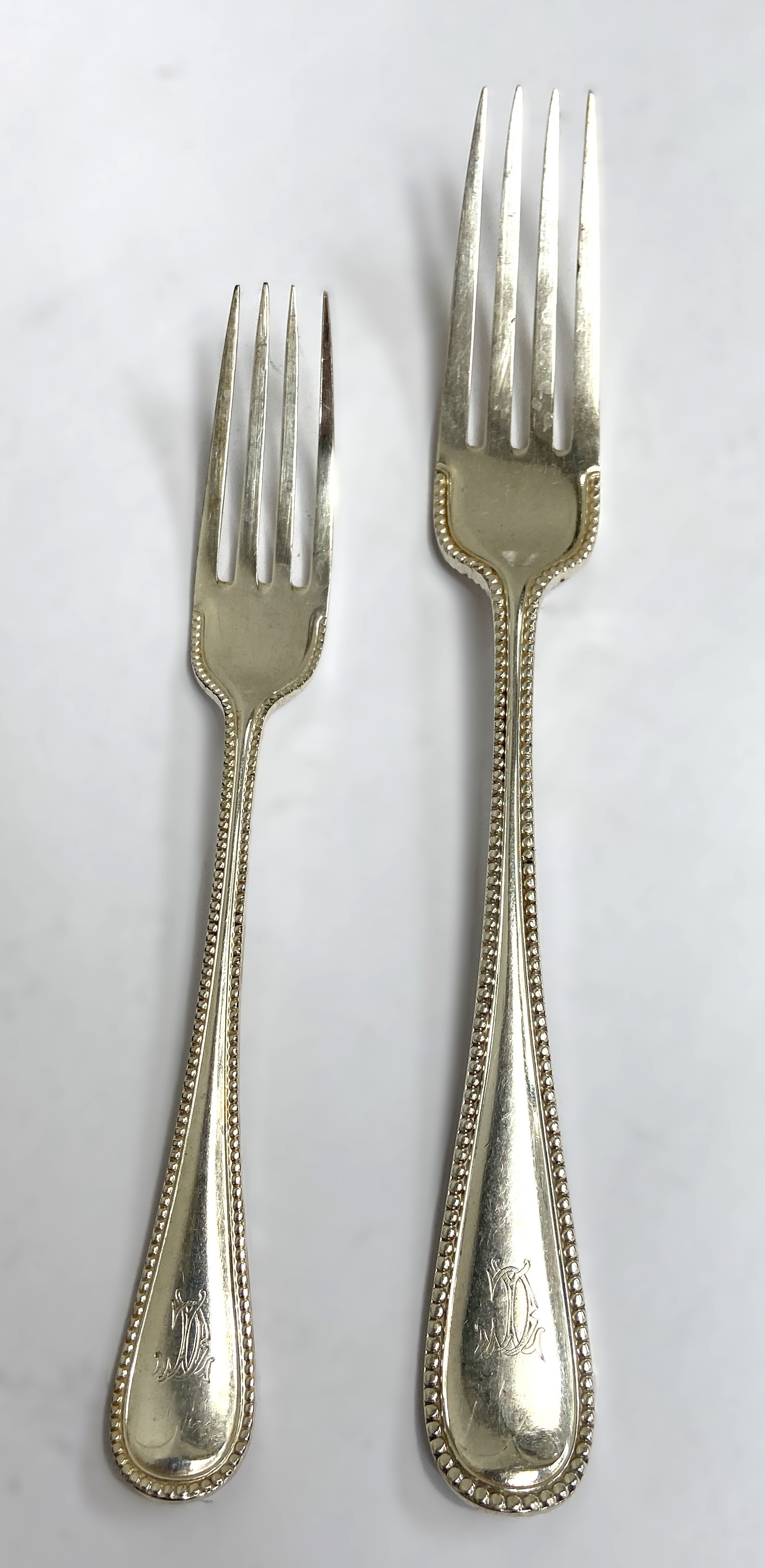 A mixed lot of assorted silver plated flatware, including sifter spoons, a bread fork, also a coffee - Bild 5 aus 7