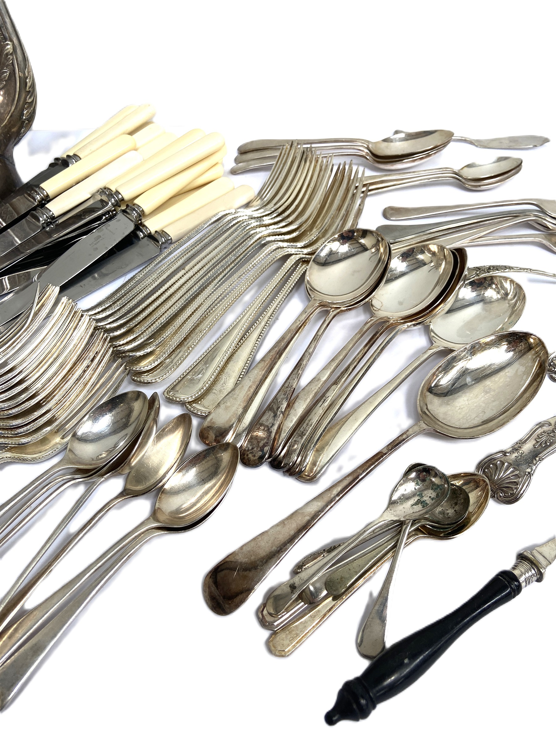 A mixed lot of assorted silver plated flatware, including sifter spoons, a bread fork, also a coffee - Bild 3 aus 7