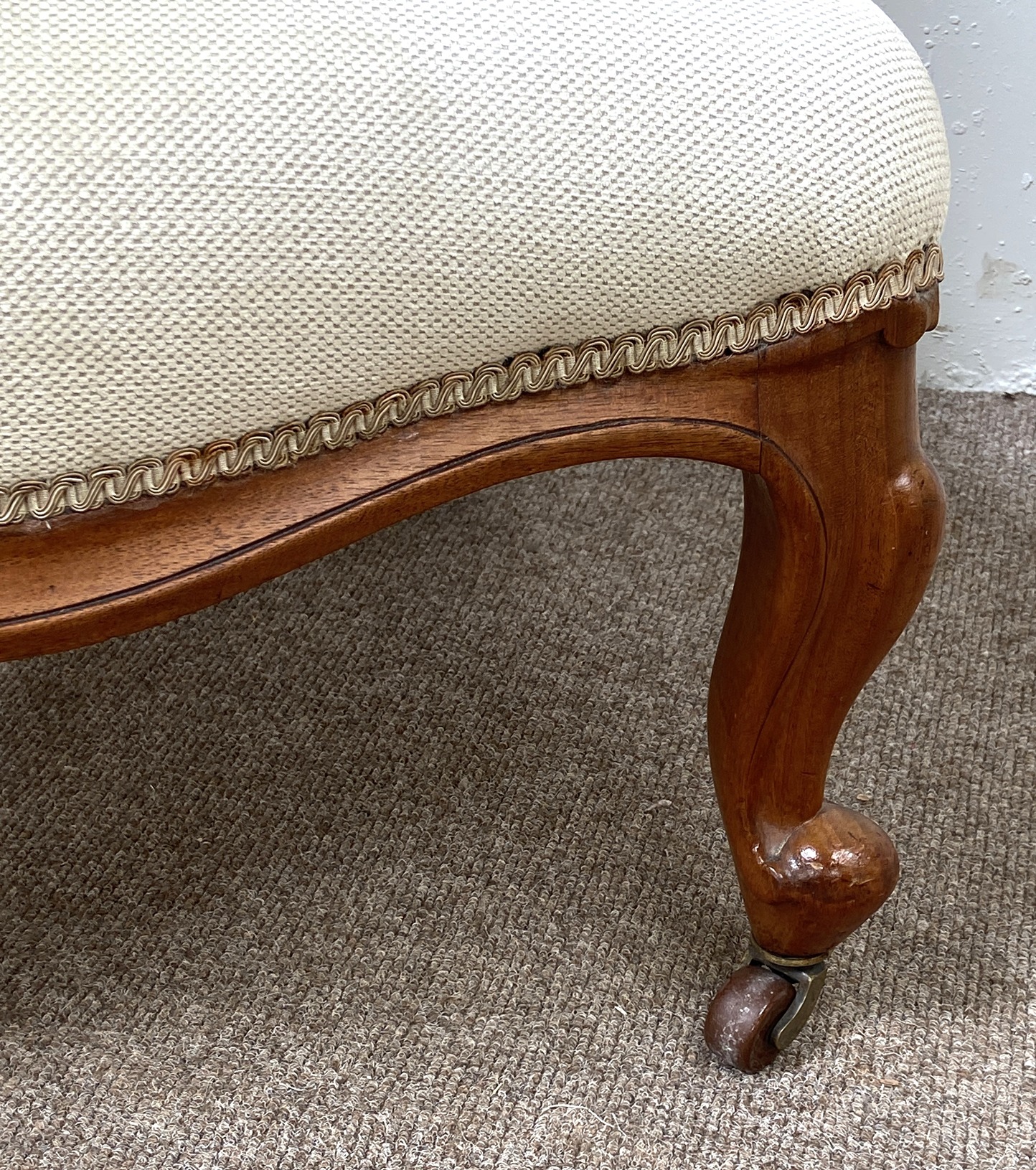 A late Victorian mahogany spoonback bedroom chair, with buttoned upholstery; together with a small - Image 6 of 7