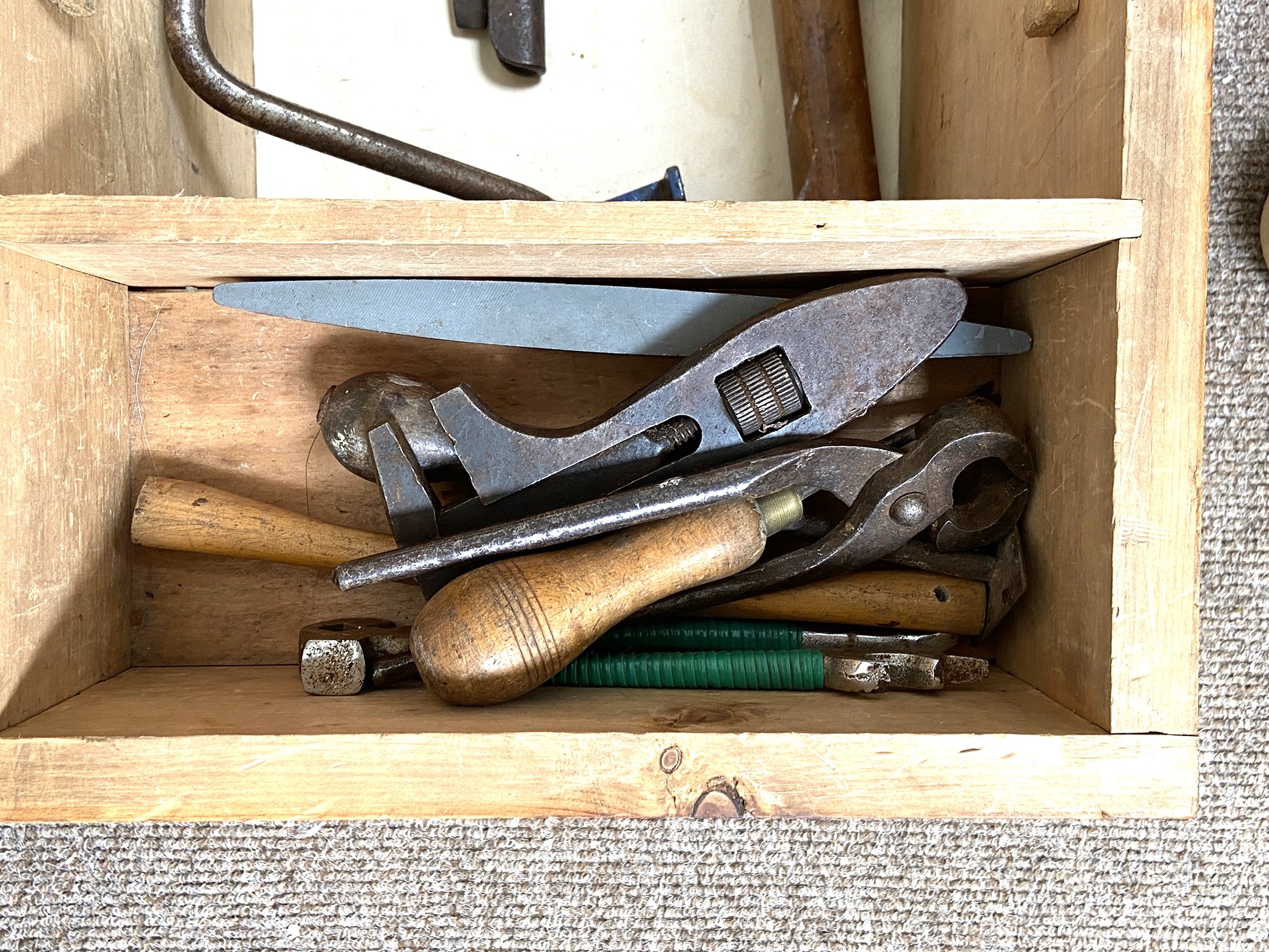 A vintage pine tool chest, with hinged top; together with a small selection of old wood-working - Bild 4 aus 6