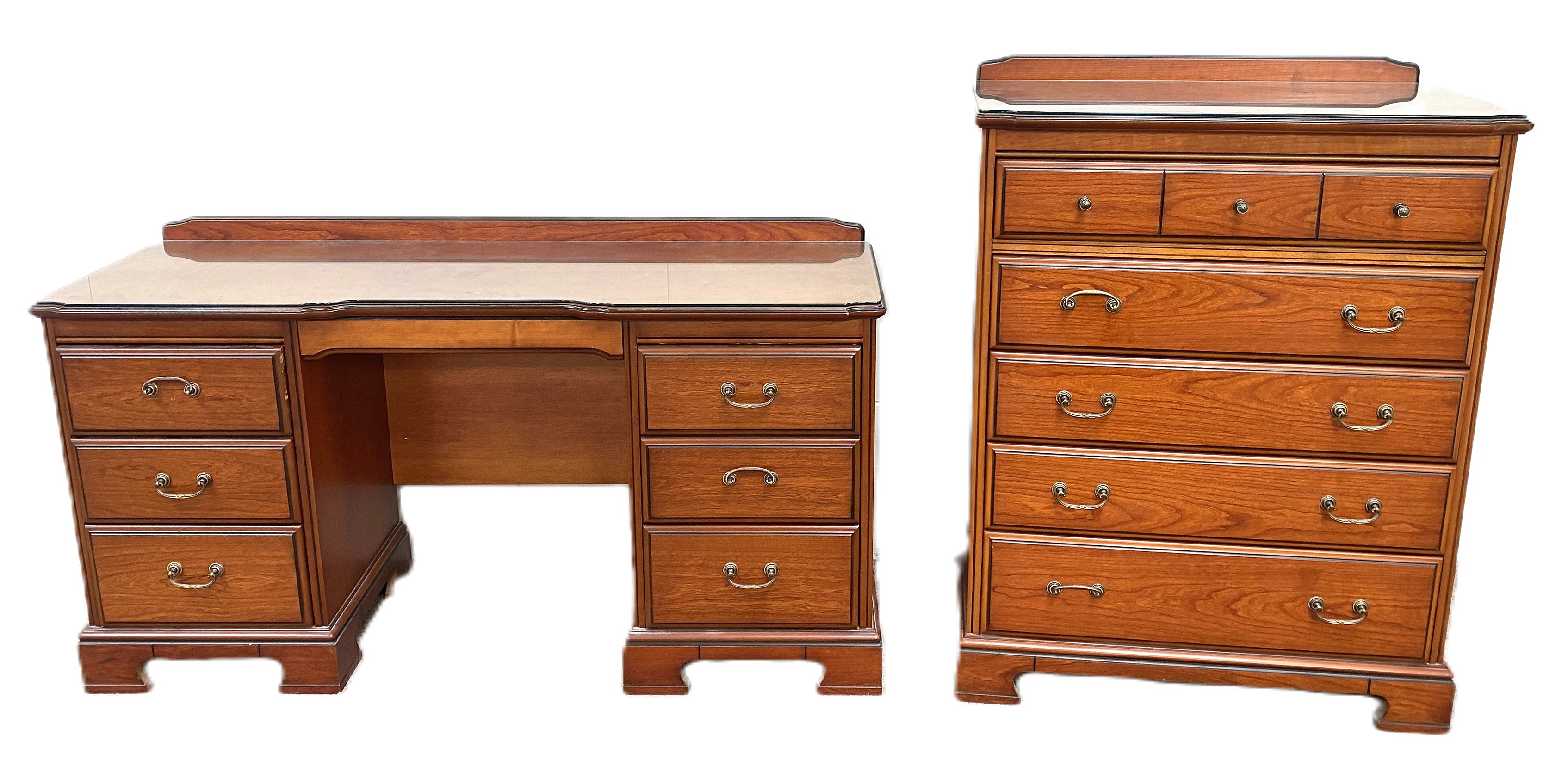 A modern five piece bedroom suite, circa 2000, comprising a dressing table, chest of drawers, - Bild 2 aus 10