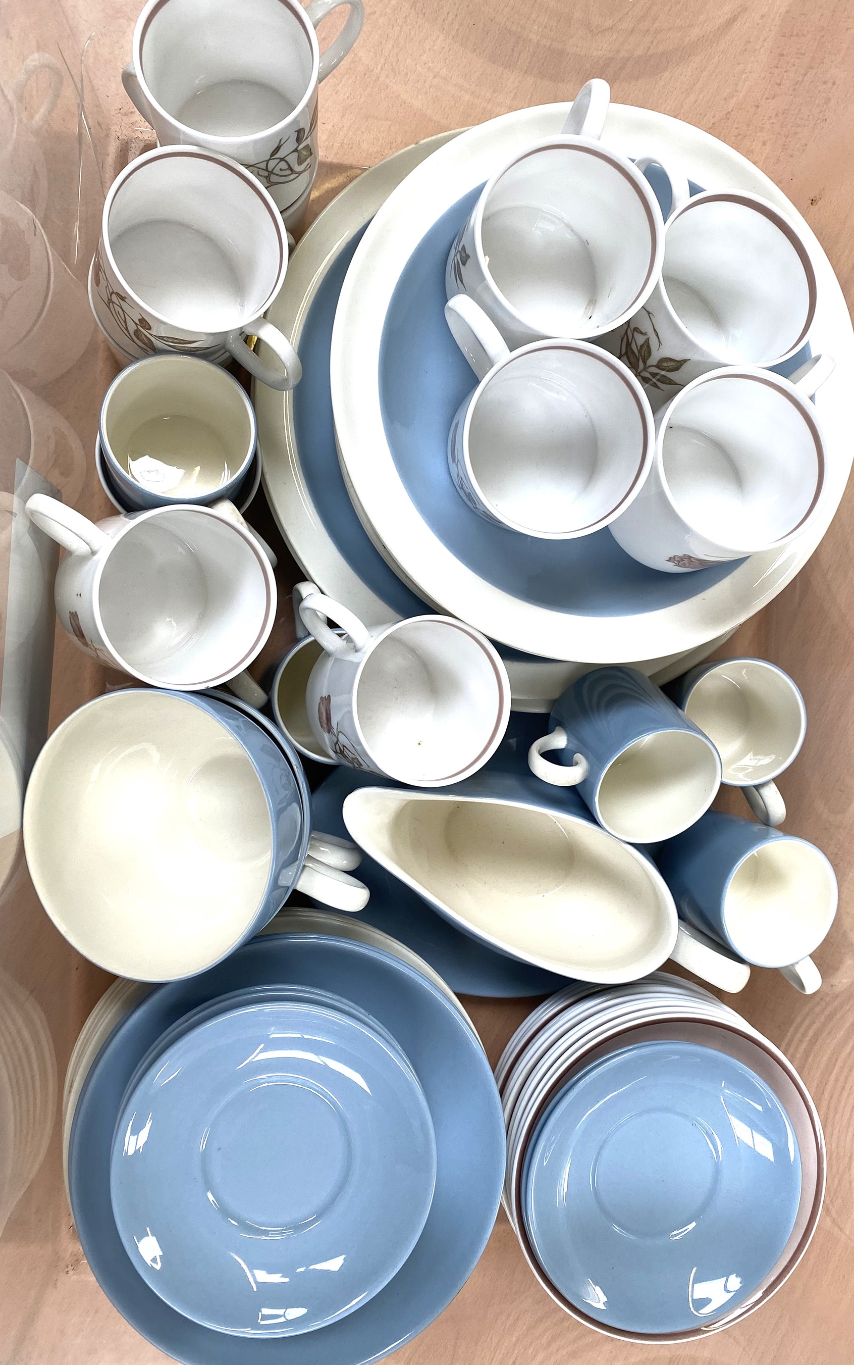 A Wedgwood Etruria ‘Summer Sky’ part dinner service, including coffee cans and a sauceboat; and - Bild 2 aus 6