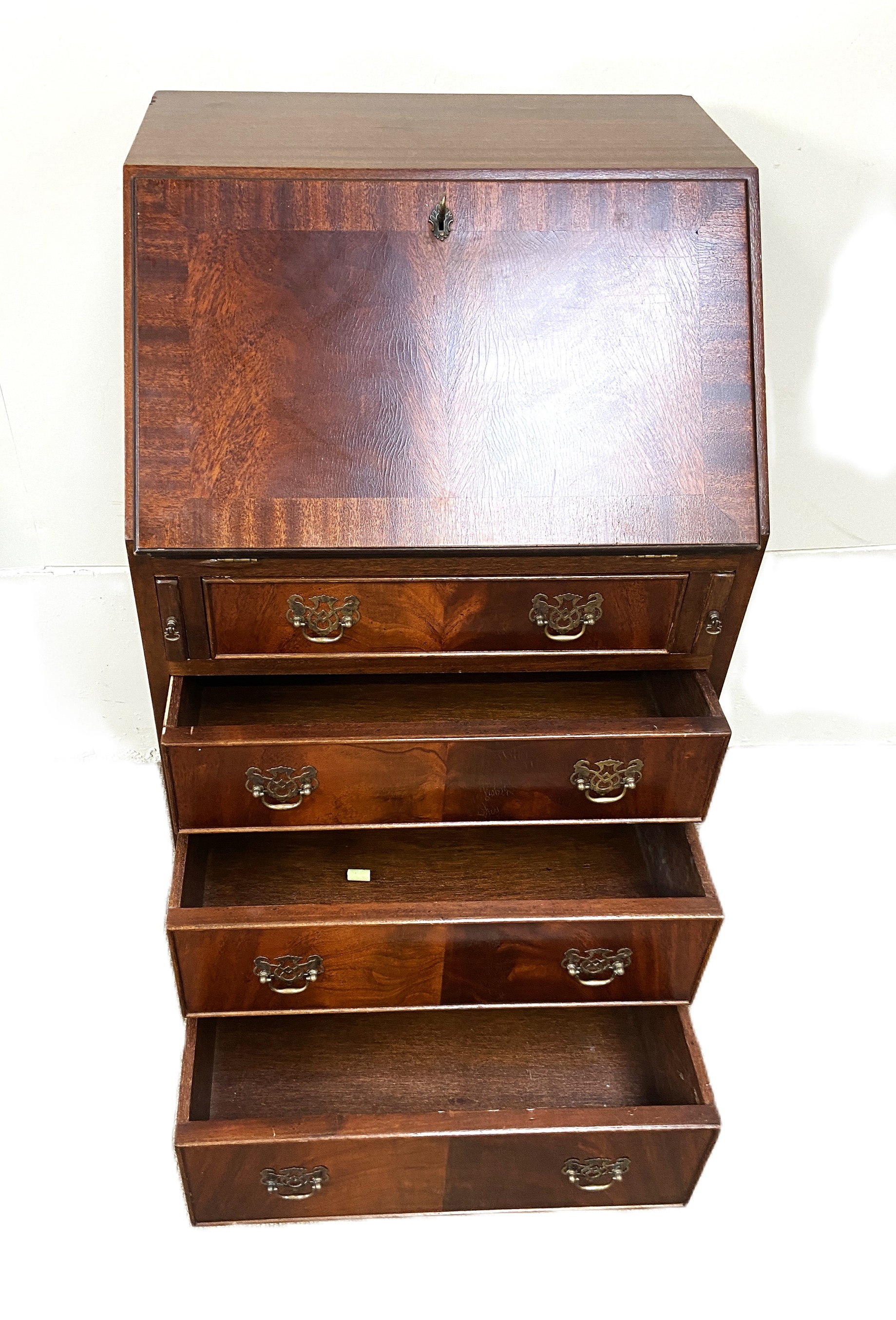 A small George III style mahogany veneered bureau, 97cm high, 57cm wide; also a small Edwardian - Bild 5 aus 6