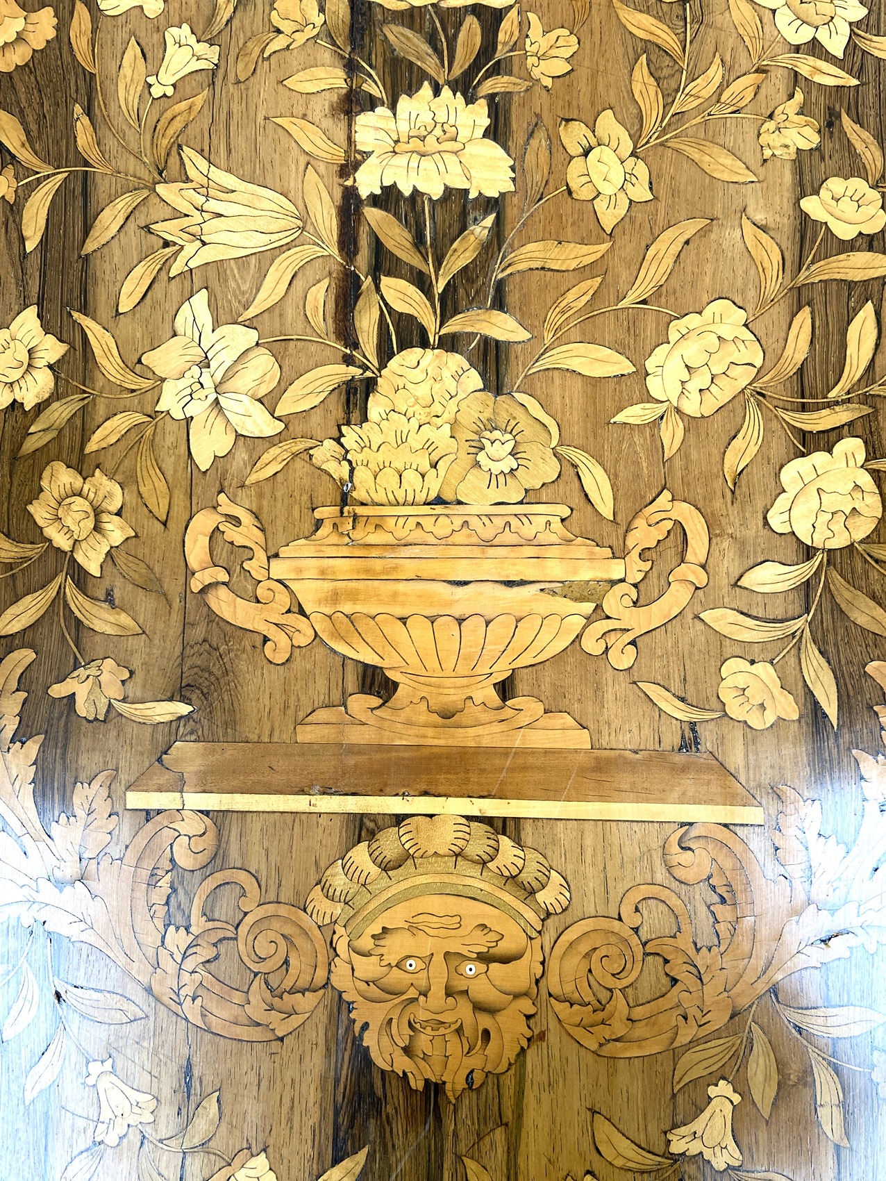An Anglo-Dutch inlaid circular wine table, late 18th century and later, with a tilting coromandel - Bild 5 aus 6