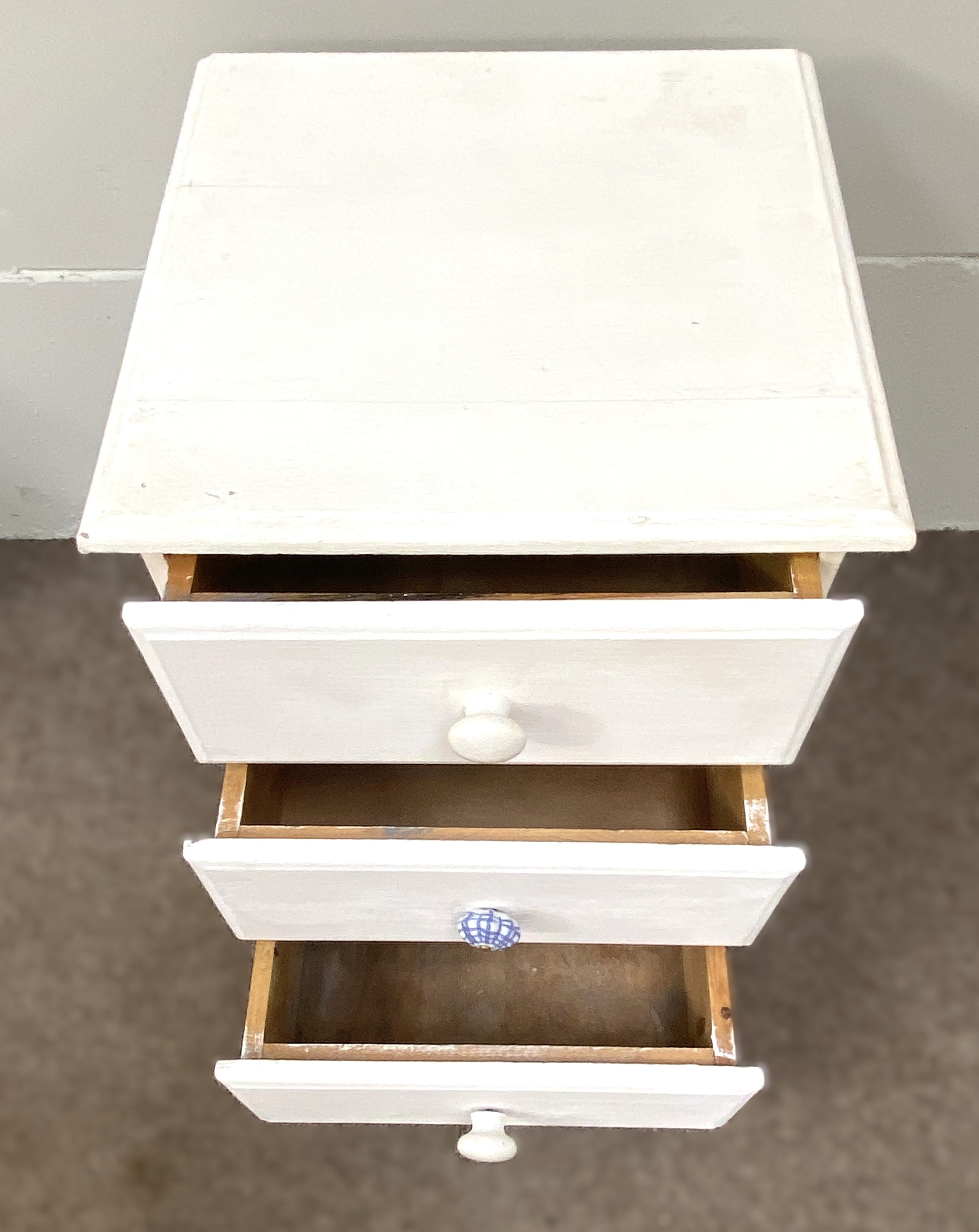 A pair of grey painted bedside chests, each with three drawers, 50cm wide; and two other white - Image 3 of 5