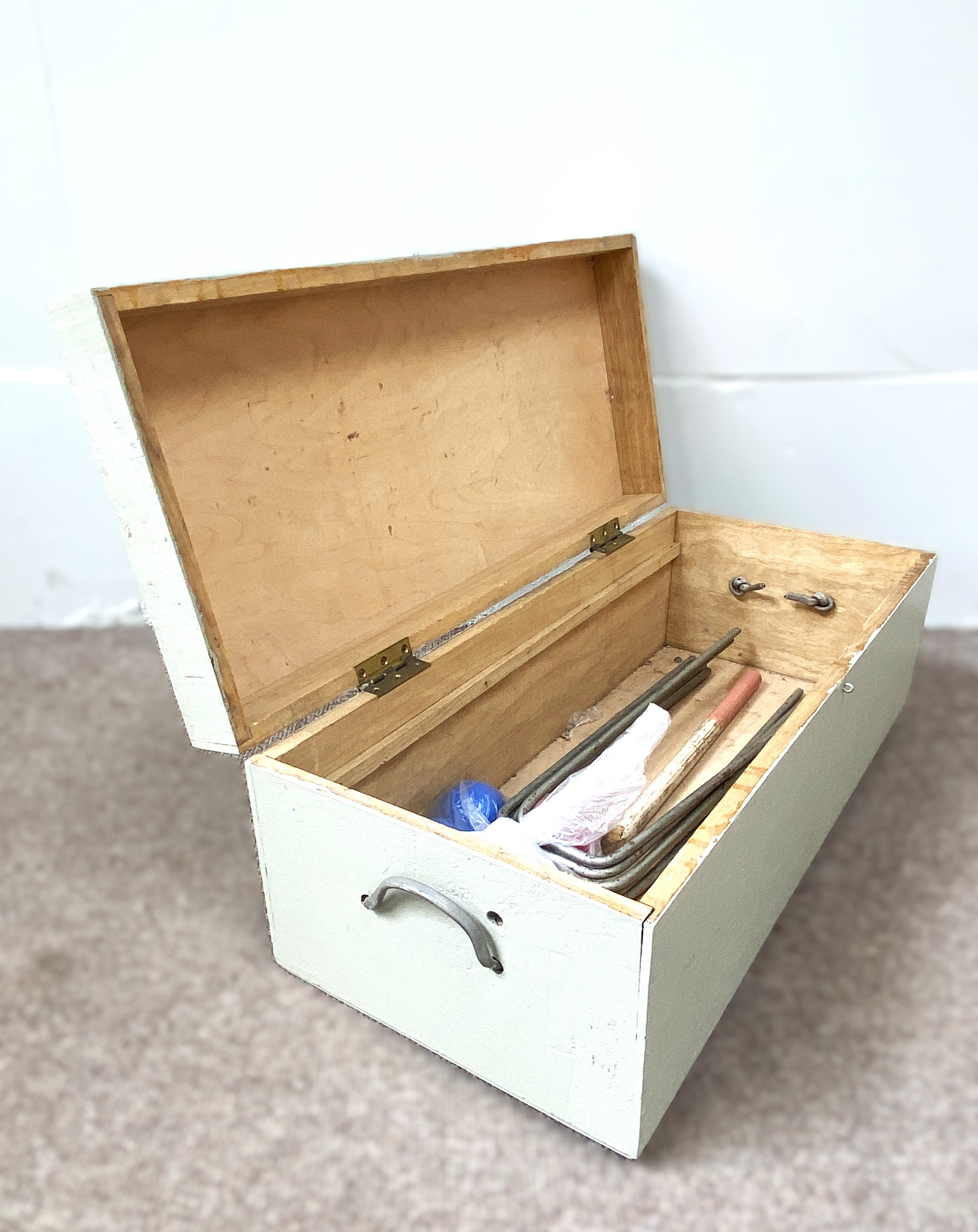 A vintage croquet set, with four hand made mallets, wire hoops and six plastic coloured balls, in - Bild 4 aus 4