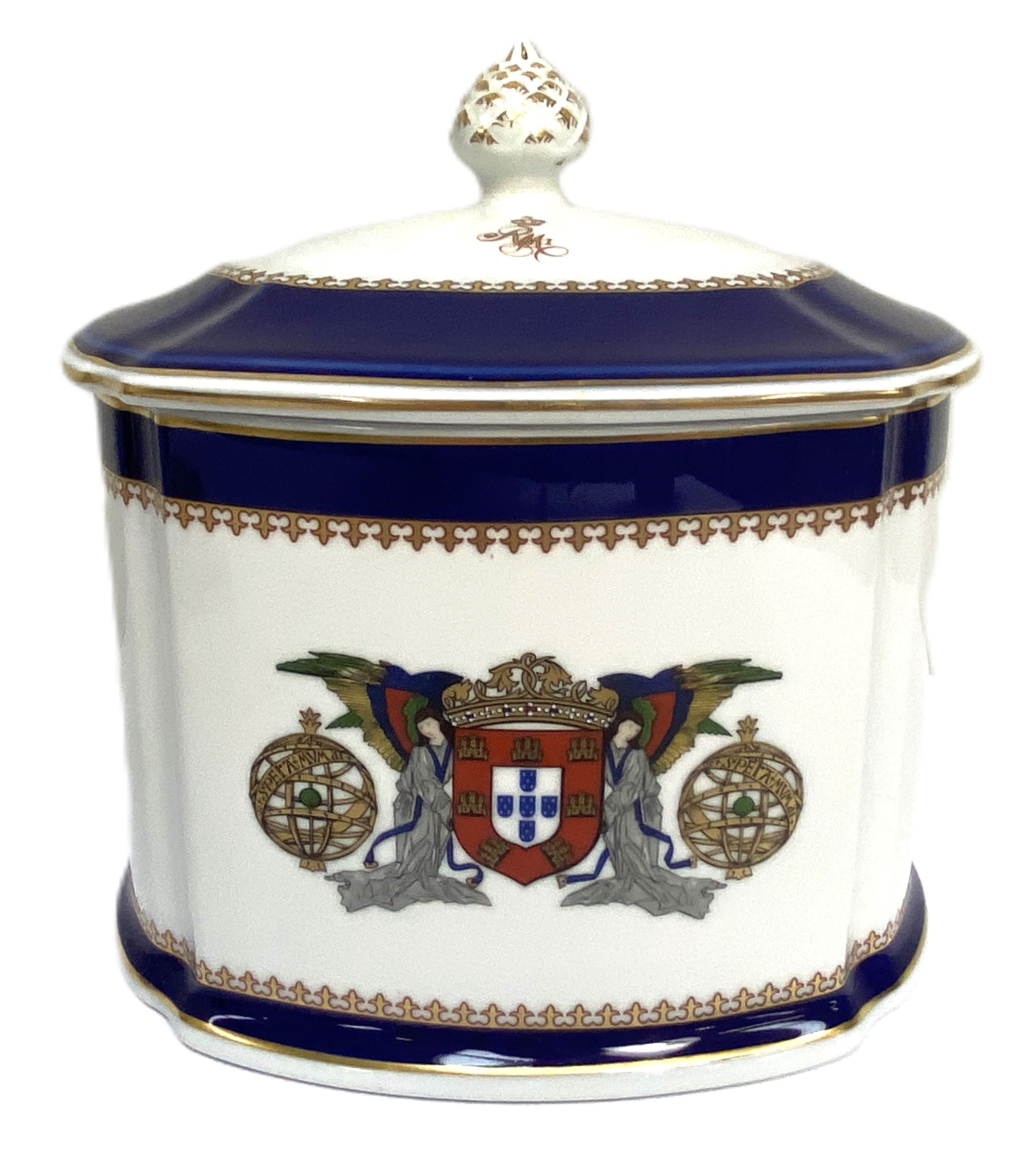 A Portuguese Armorial porcelain biscuit jar and cover, Modern, Campanhia des Indias, decorated - Image 2 of 4