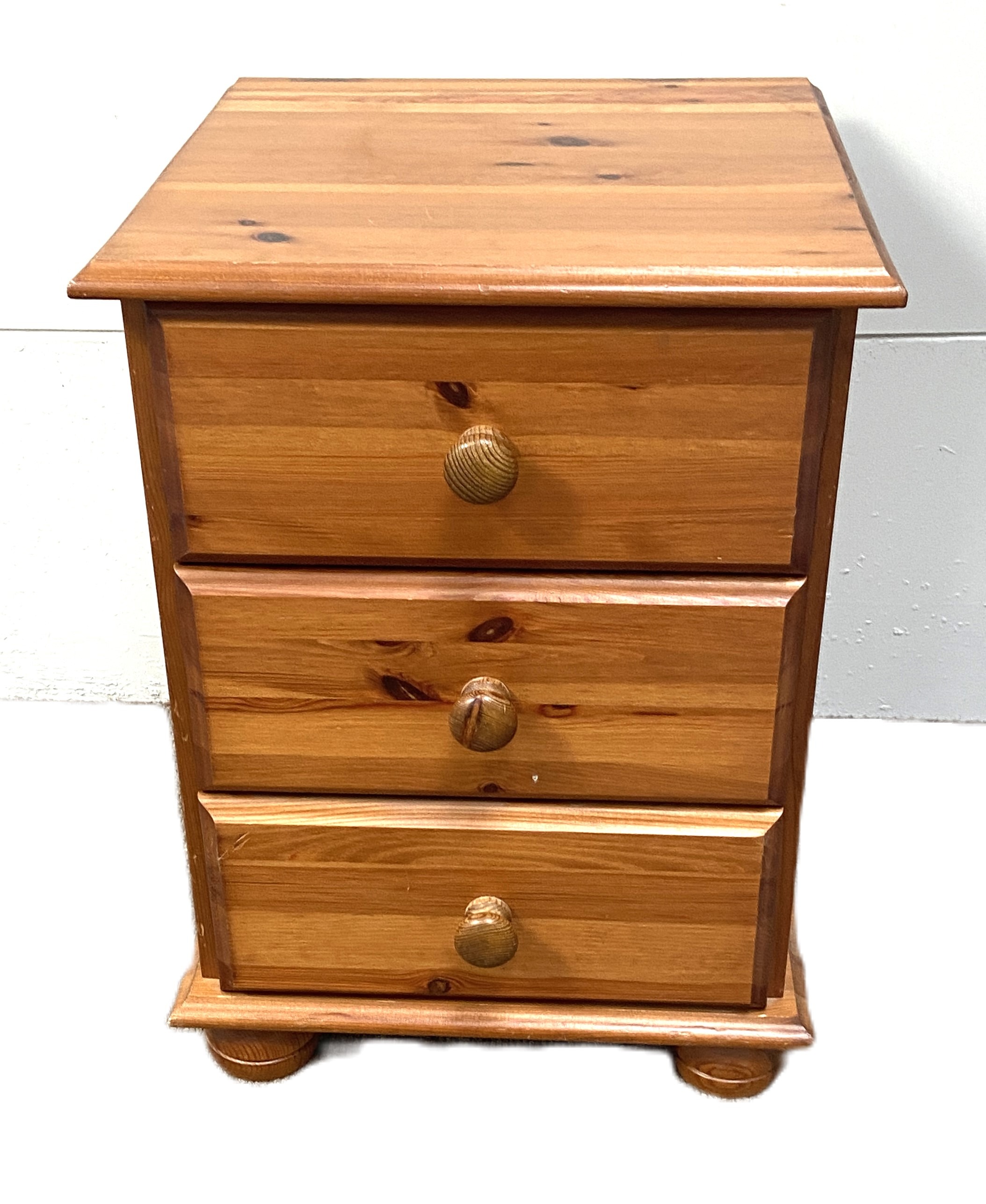 A modern pine bedside chest, with three drawers; als a small bedside cabinet, with a single - Image 4 of 5