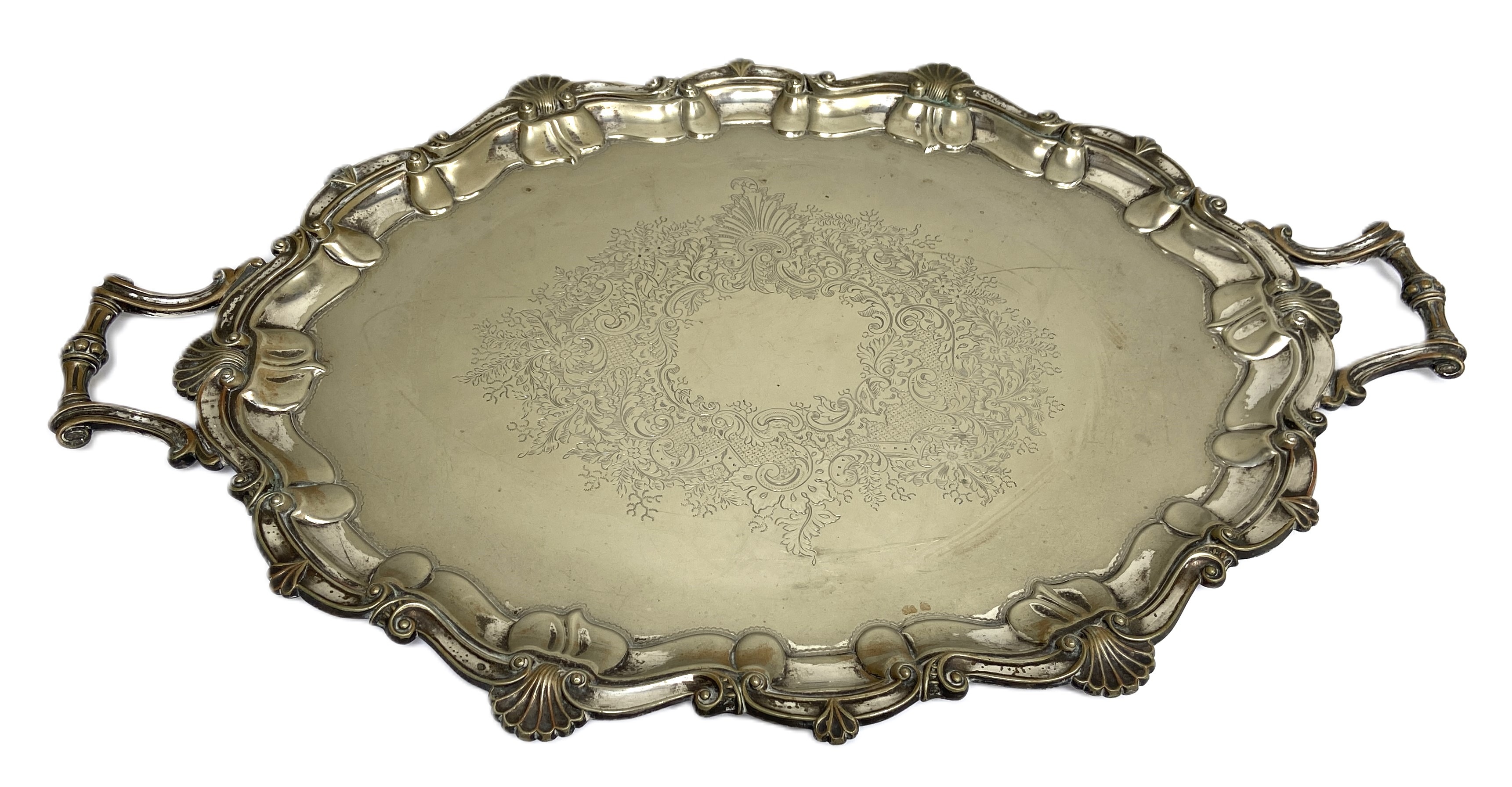 A quanity of silver plate, including a large two handled tea tray; a pair of squat embossed - Bild 2 aus 6