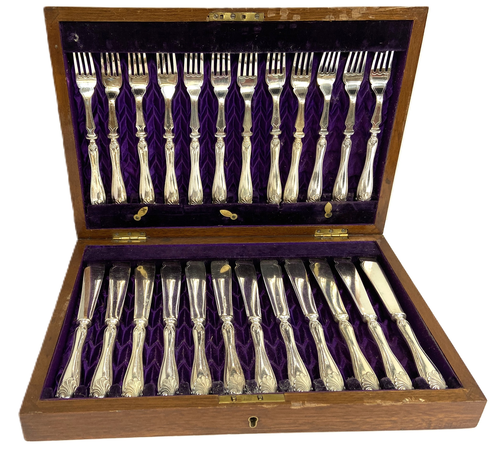 A group of assorted cased silver and silver plated flatware, including two cased sets of twelve - Bild 9 aus 11