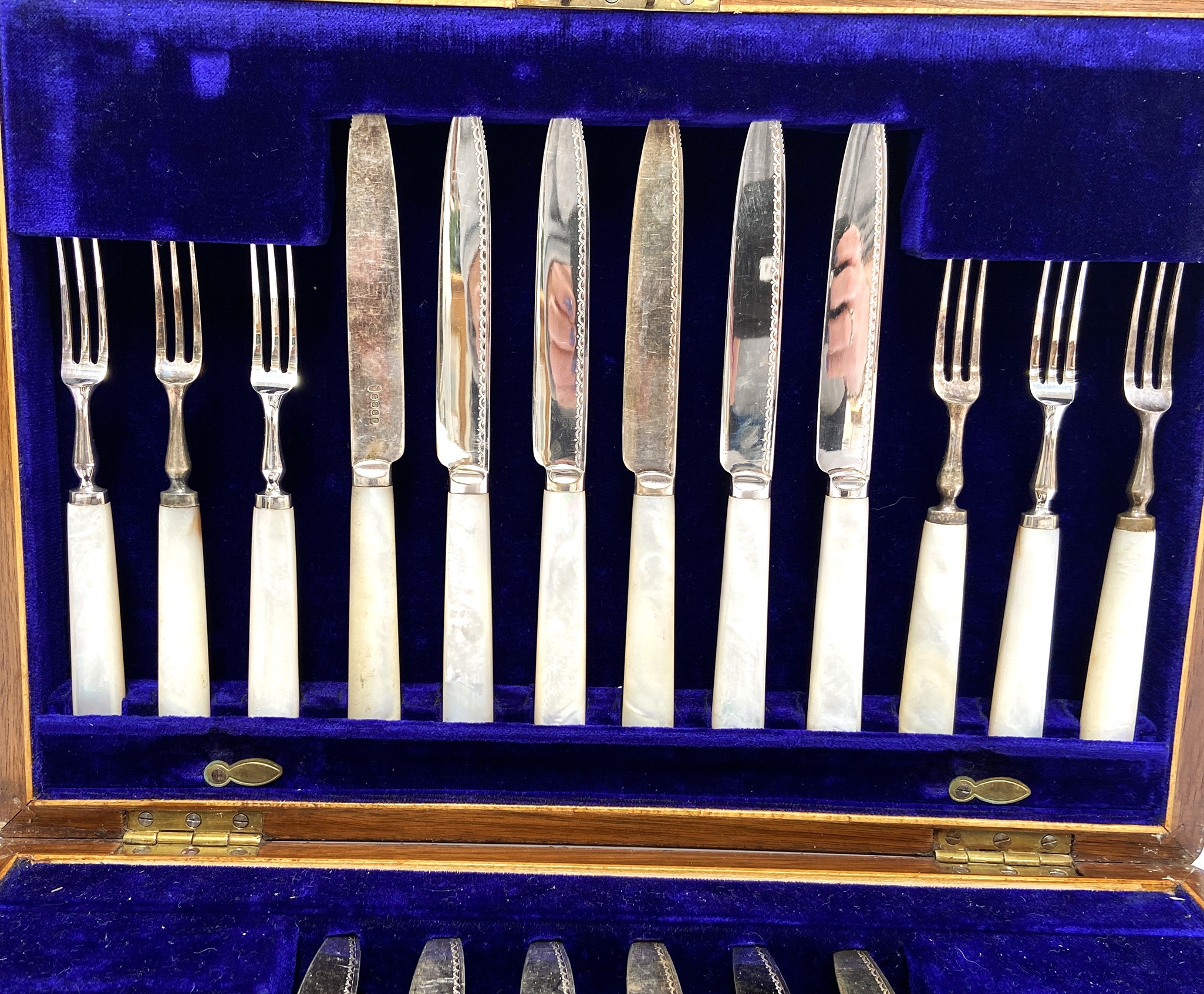 A cased set of twelve pairs of mother of pearl handled fruit eaters - Image 3 of 5