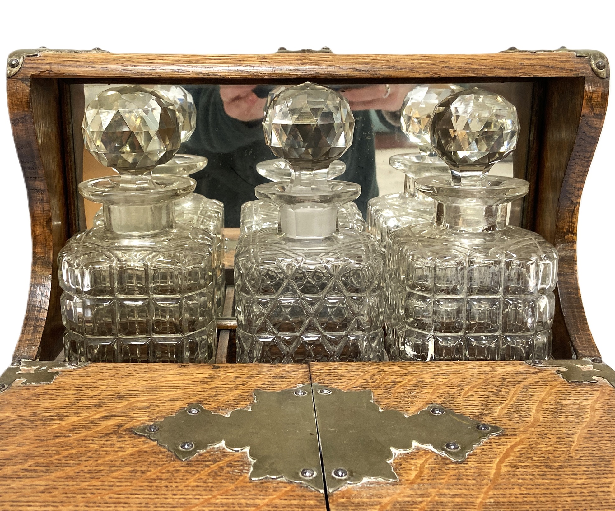 A Victorian oak cased tantalus, fitted with three spirit decanters, a humidor compartment and sprung - Bild 3 aus 3