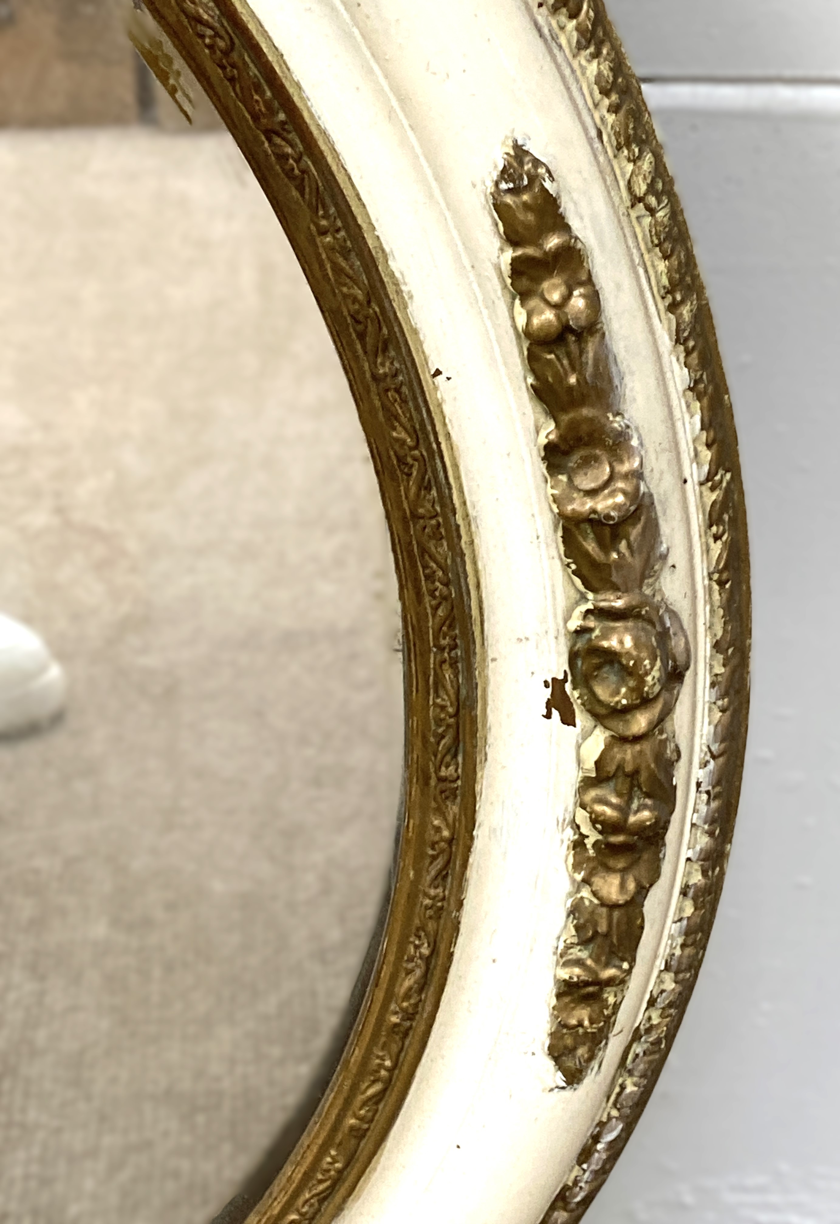 Three assorted mirrors, including a white and gilt painted oval wall mirror; a pine framed - Image 3 of 10