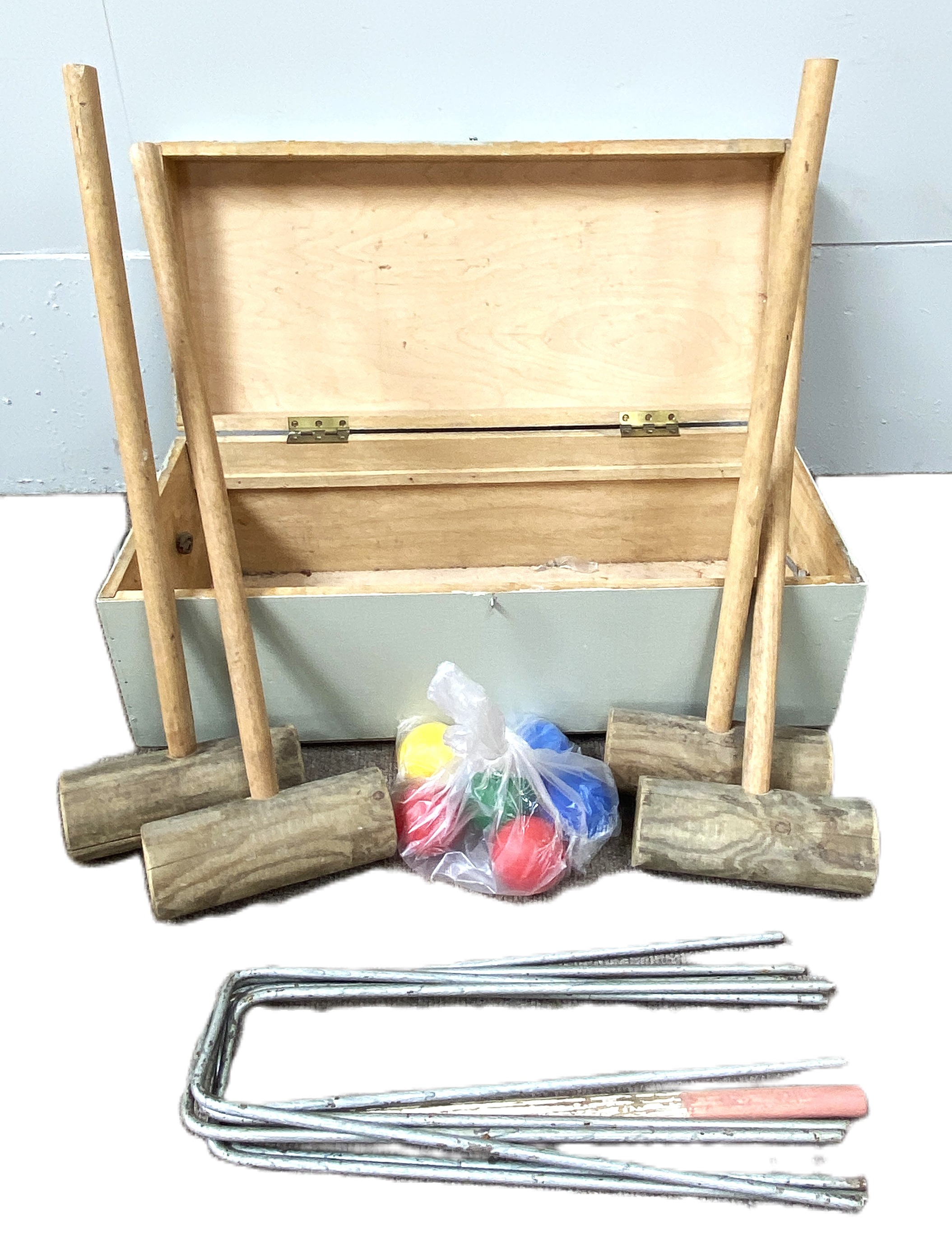 A vintage croquet set, with four hand made mallets, wire hoops and six plastic coloured balls, in - Bild 3 aus 4