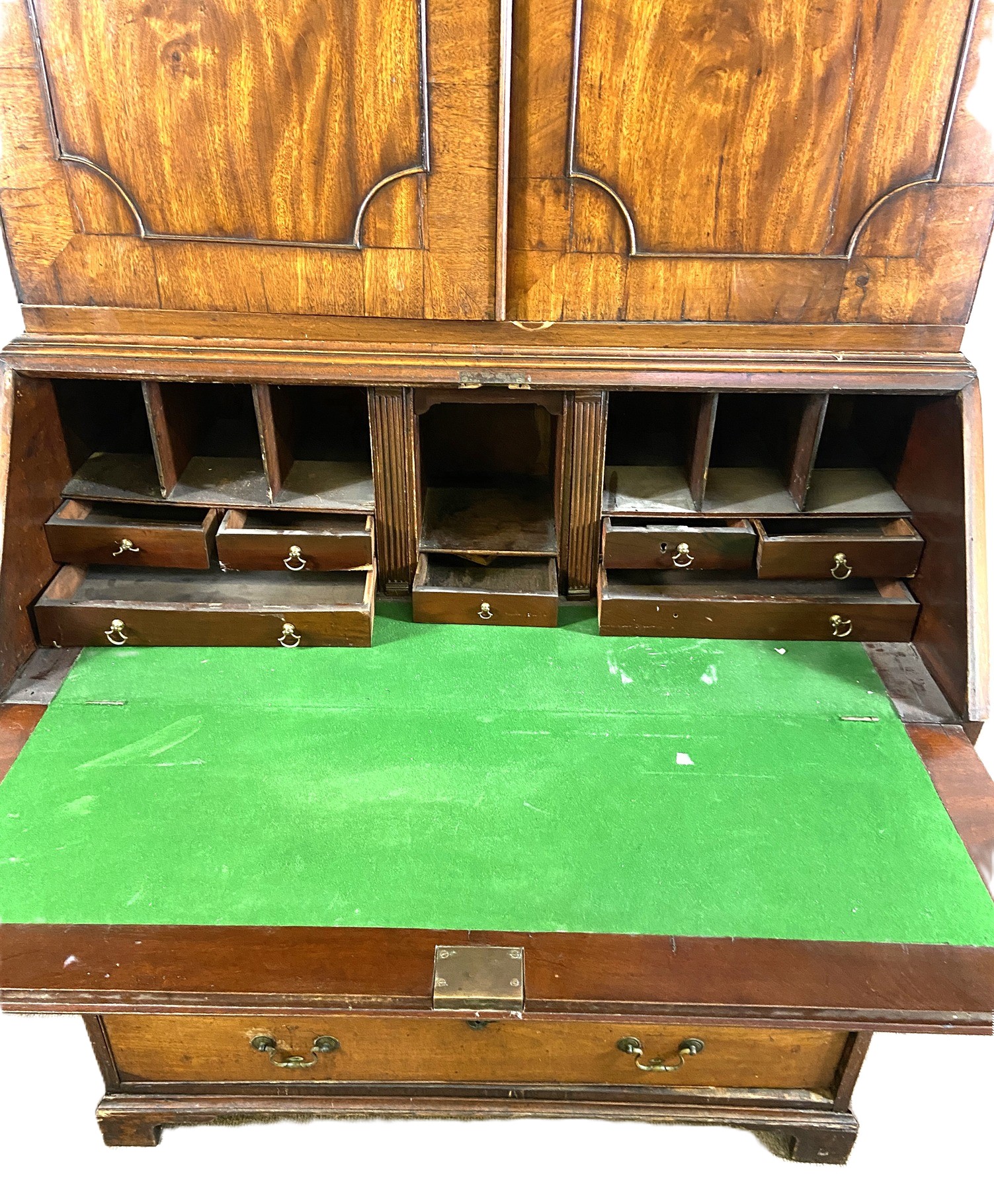 A George III mahogany bureau bookcase, the moulded cornice over two panelled doors, opening to - Bild 3 aus 6