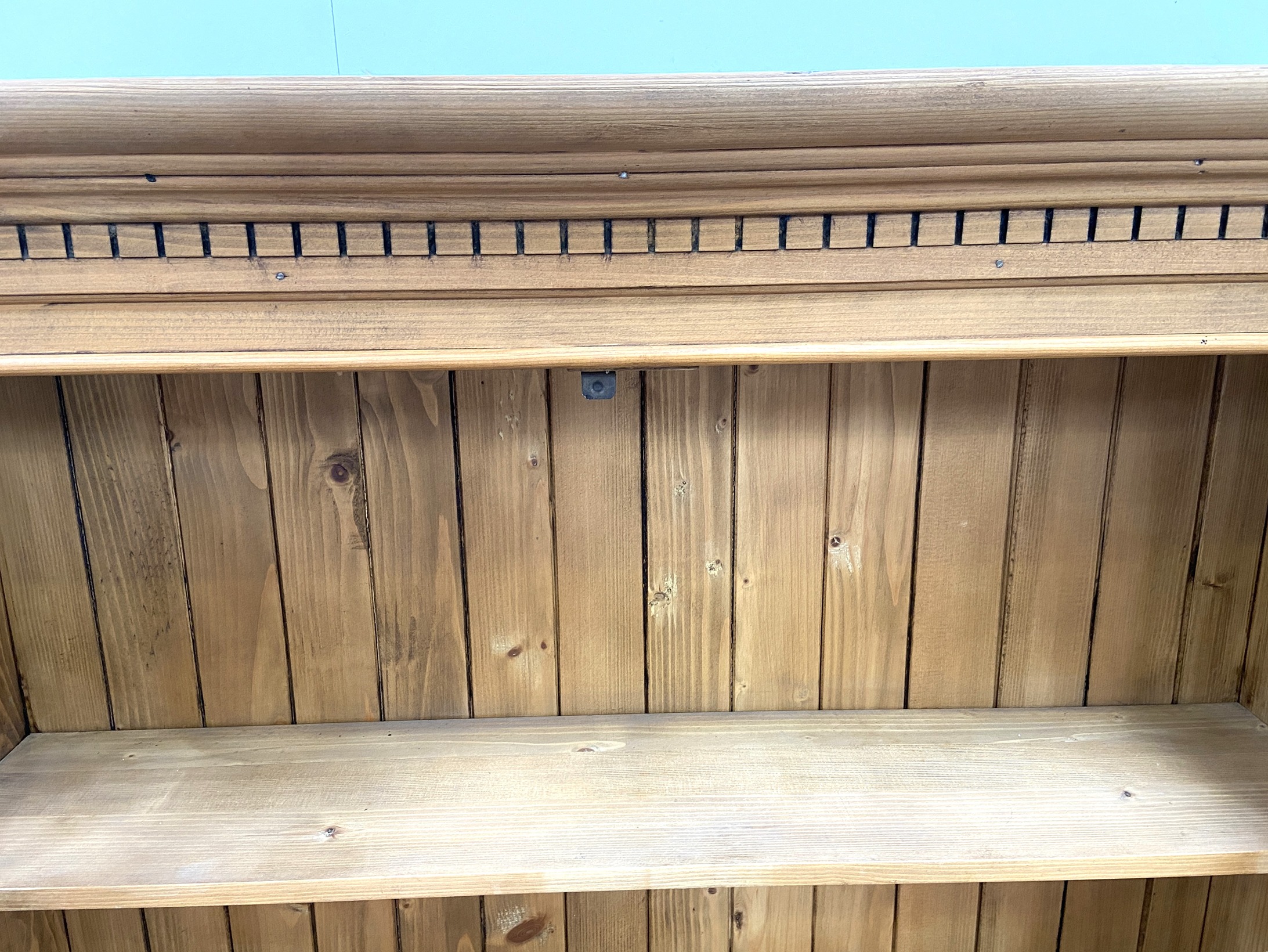 A Georgian style pine display case, modern, with two glazed doors opening to two shelves - Image 5 of 5