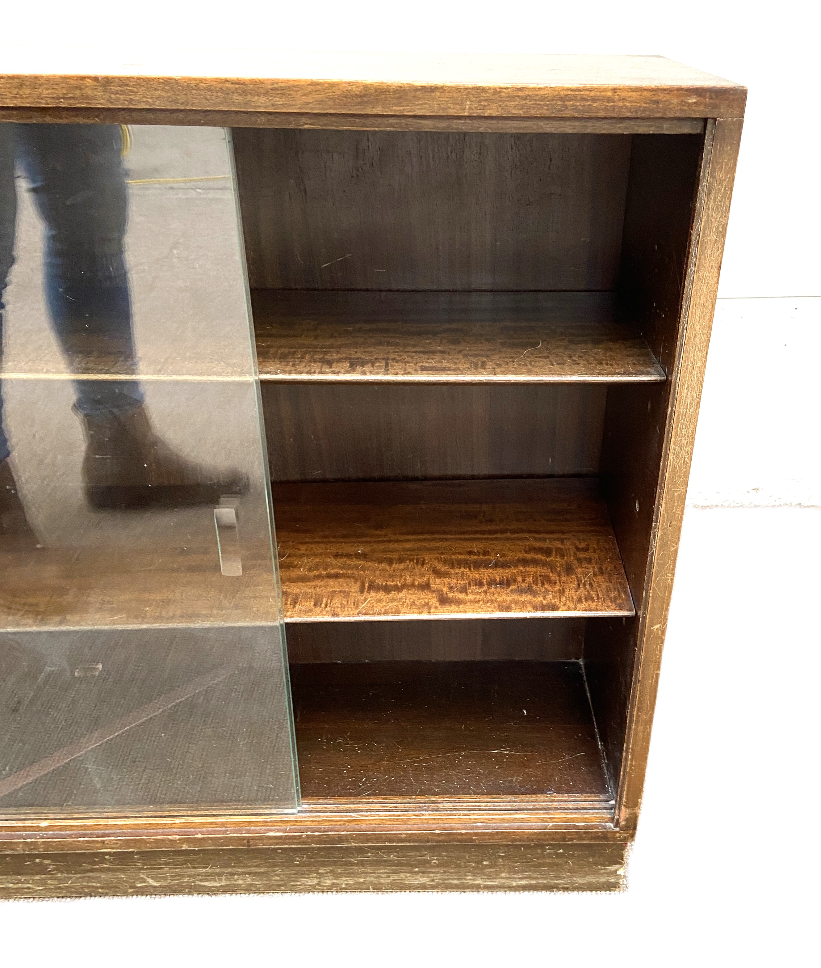 A vintage open bookcase, with five shelves, together with another smaller (2) - Image 3 of 6