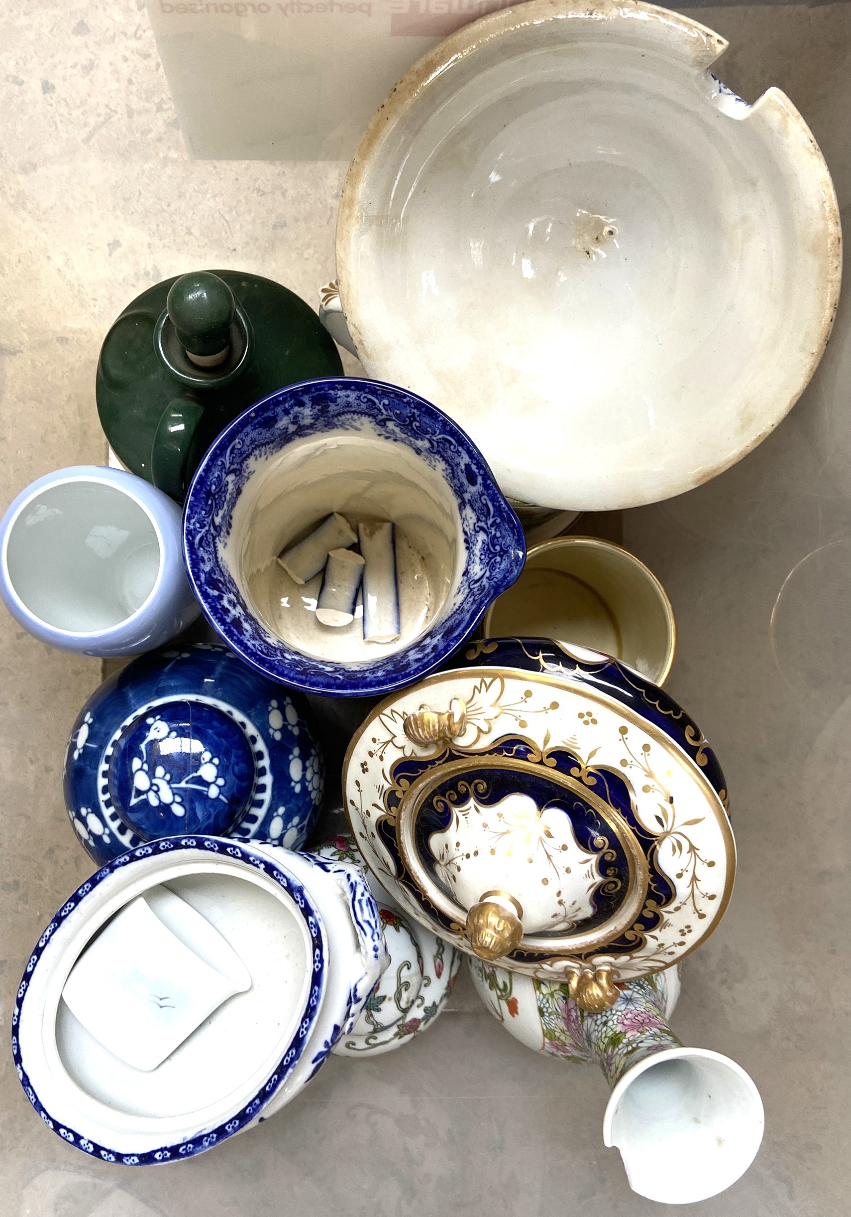 Assorted ceramics, including a large blue and white transfer print wash bowl, a covered tureen and - Bild 2 aus 8