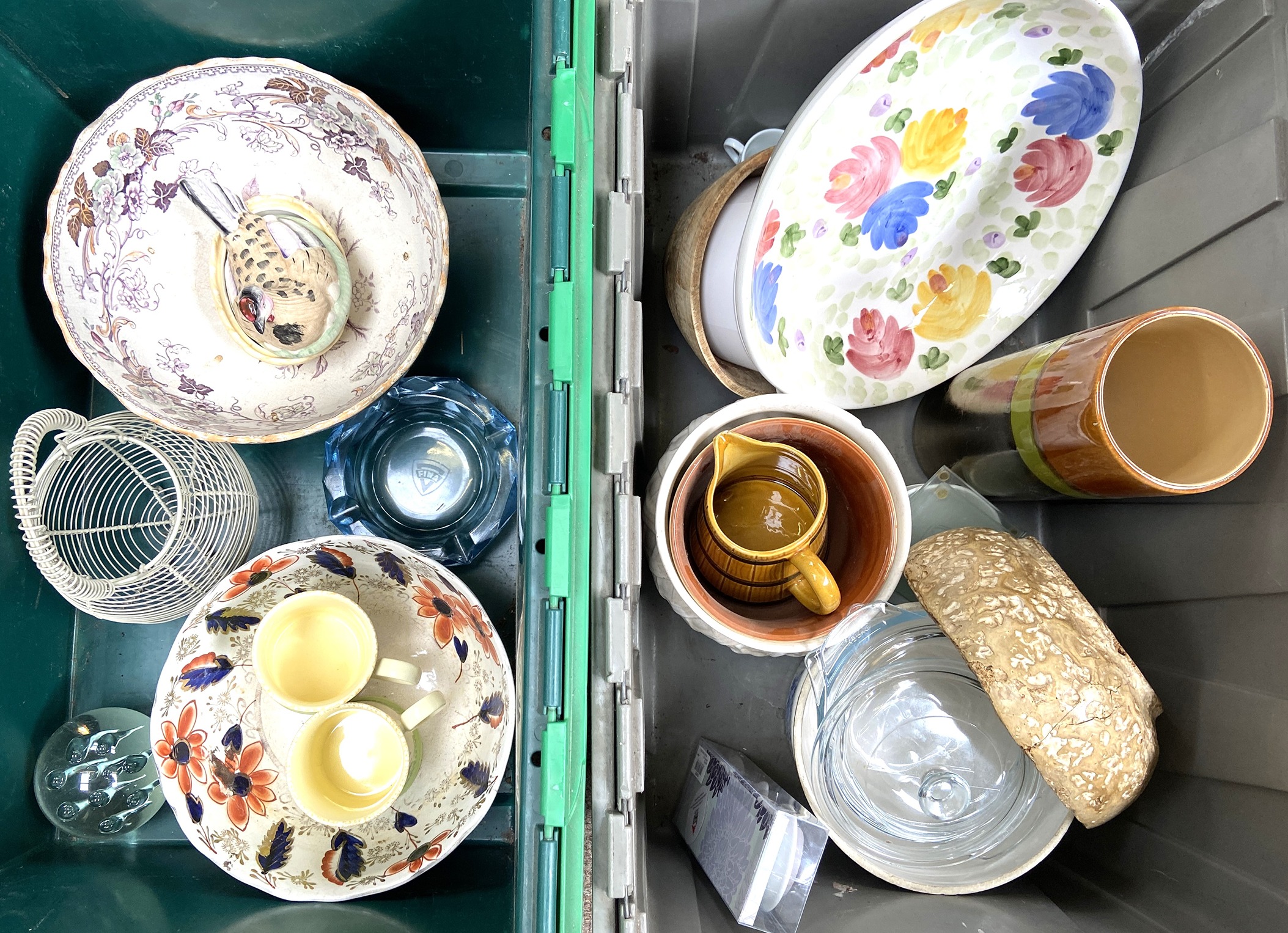 An assortment of ceramics, including a pottery chicken dish, a decorative glass dump, two mugs - Bild 2 aus 6
