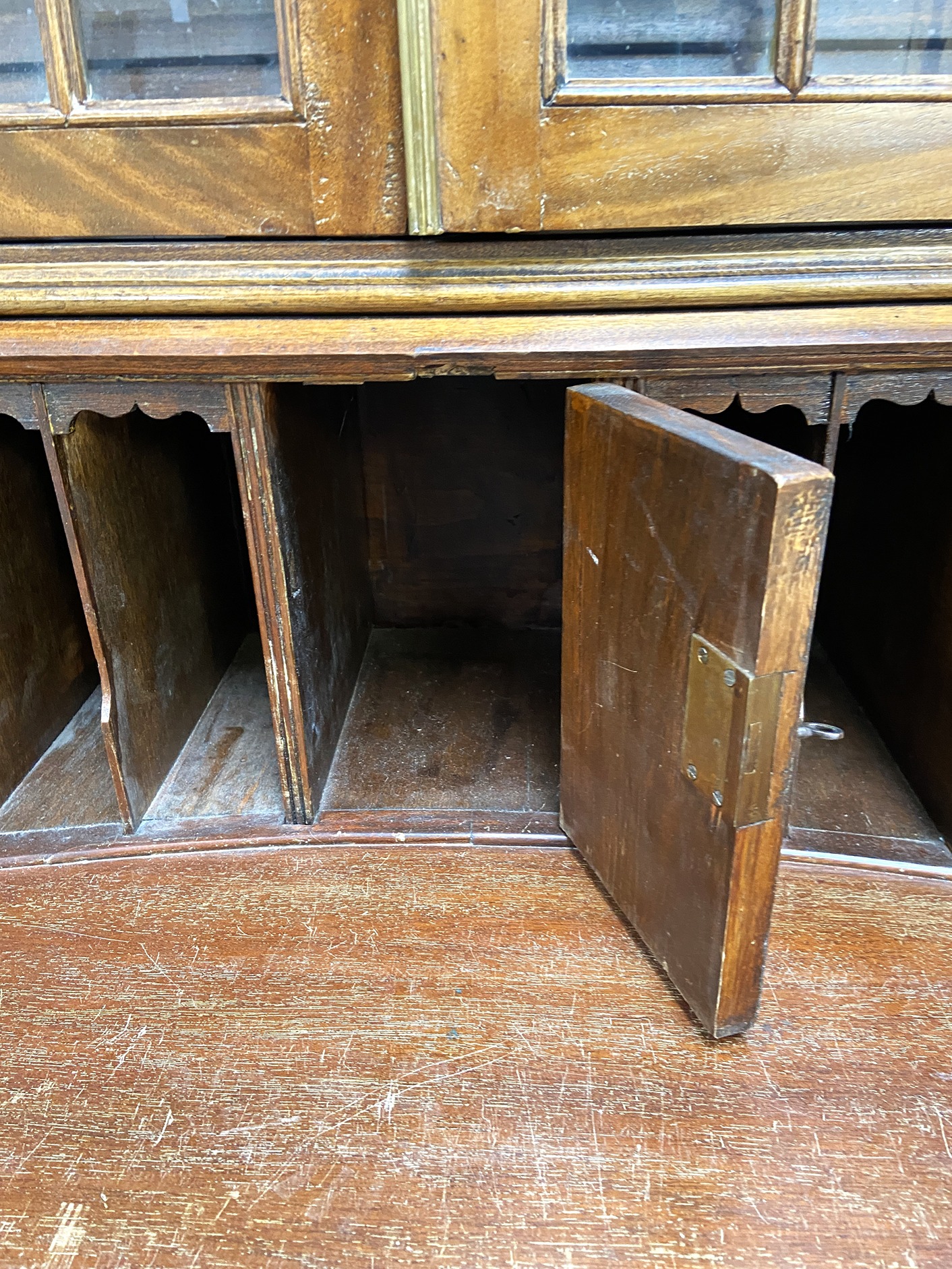 A George III style mahogany bureau bookcase, circa 1900, with a broken pediment over two astragal - Bild 4 aus 5