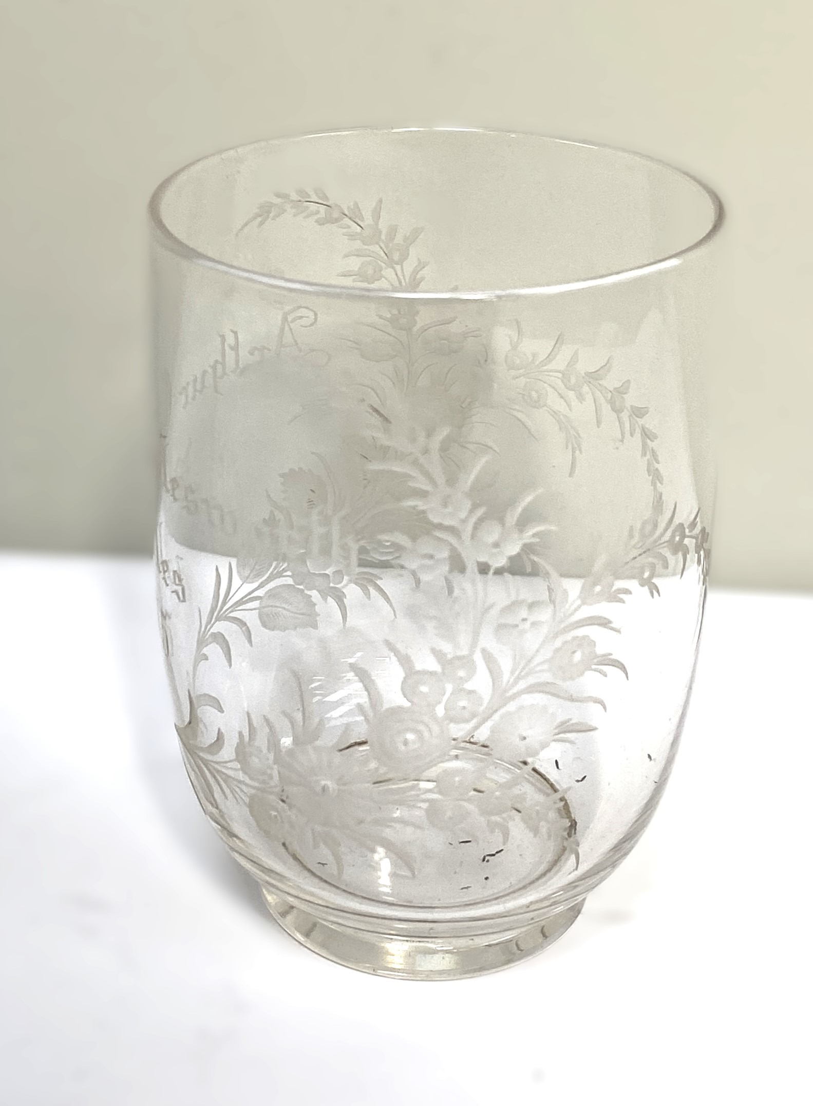 A selection of glassware, including three Victorian etched glass tumblers, dated 1875; a silver - Bild 3 aus 7