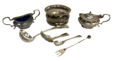 Assorted silver and plate, including a silver mustard pot, Birmingham 1953, a pierced fretwork