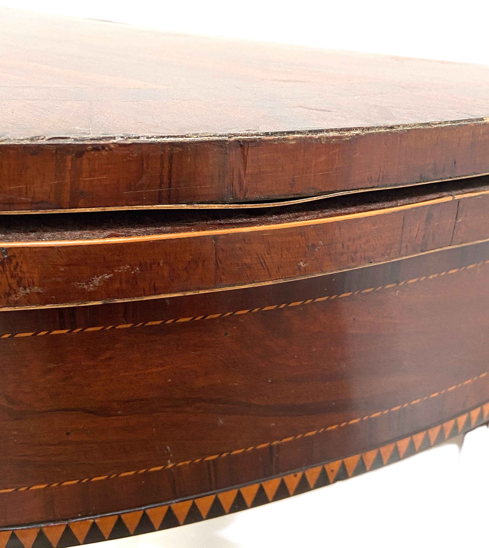 A George III mahogany demi lune tea table, late 18th century, with foldover top and inlaid frieze on - Bild 4 aus 7