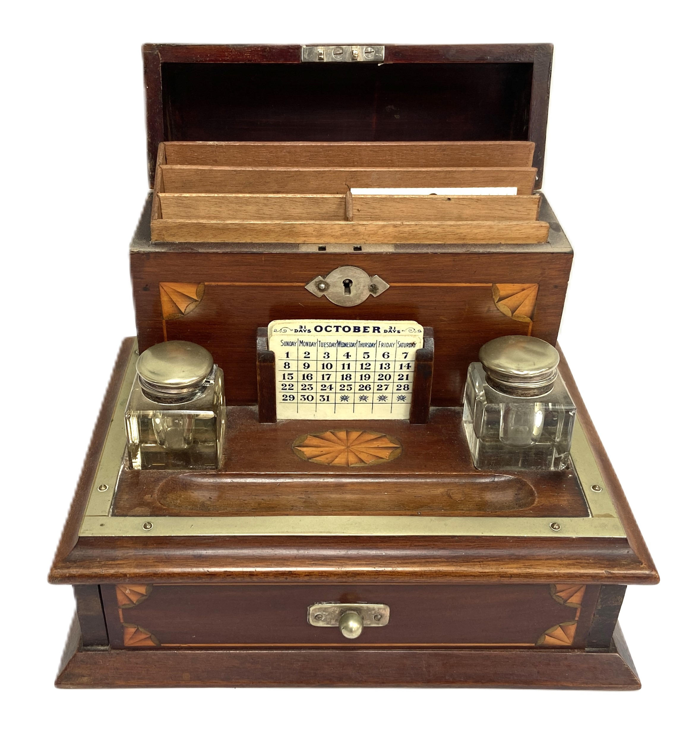 A late Victorian mahogany desktop stationary / inkstand, late 19th century, with an inlaid domed - Bild 2 aus 4