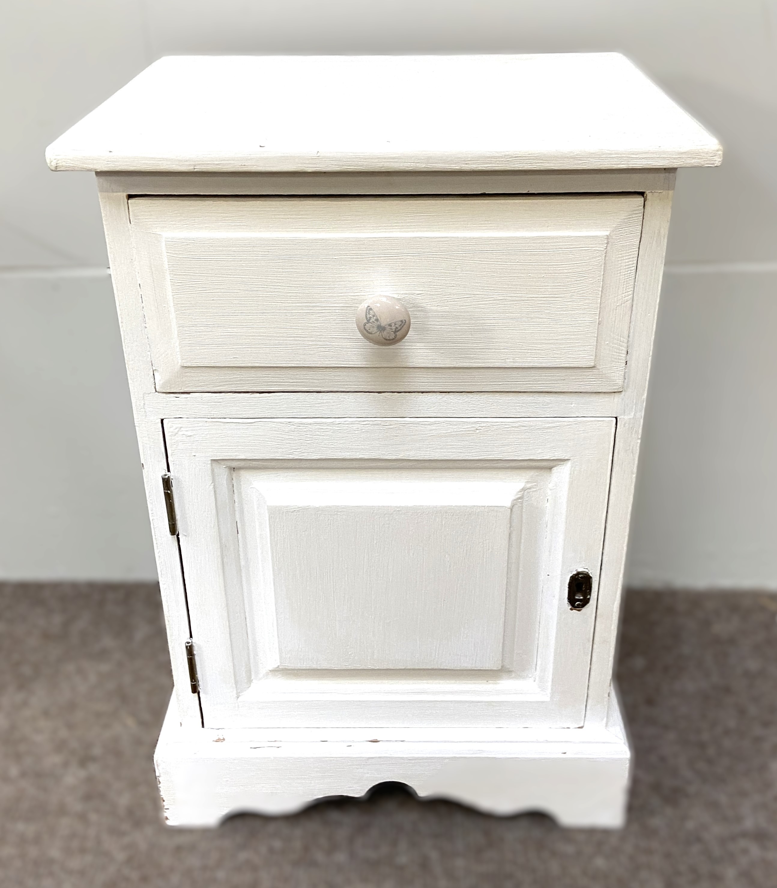 A blanket chest, painted in light grey, 104cm wide; with two white painted bedside cabinets (3) - Image 2 of 5