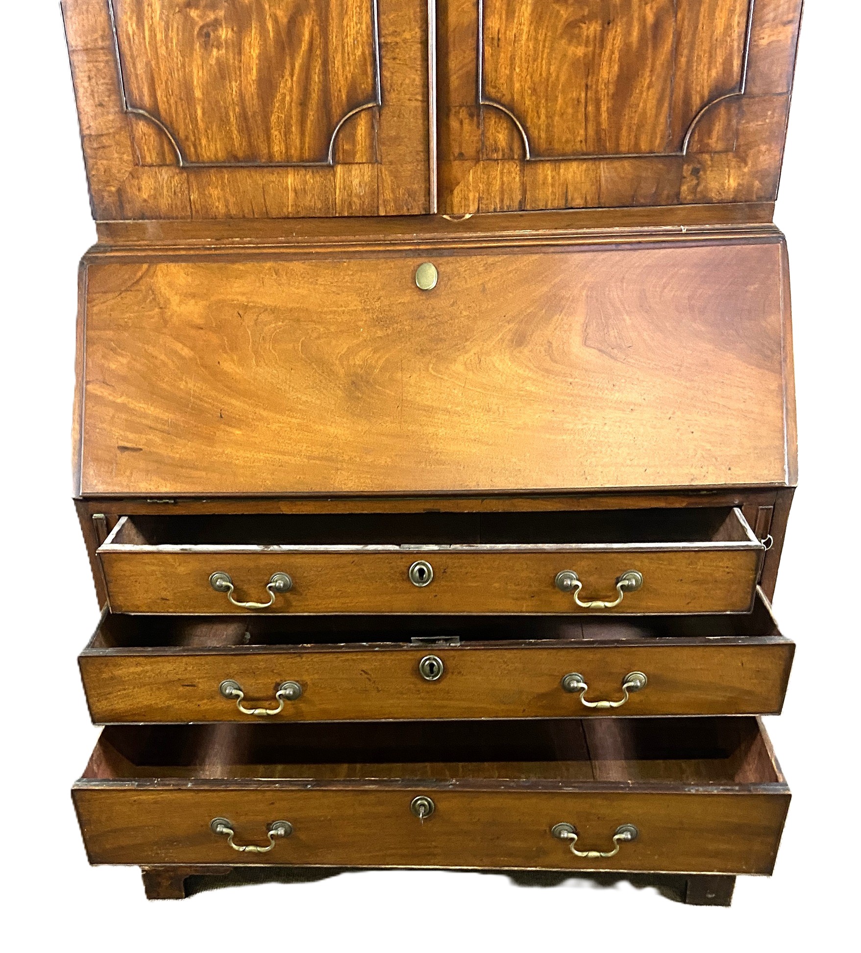 A George III mahogany bureau bookcase, the moulded cornice over two panelled doors, opening to - Bild 4 aus 6