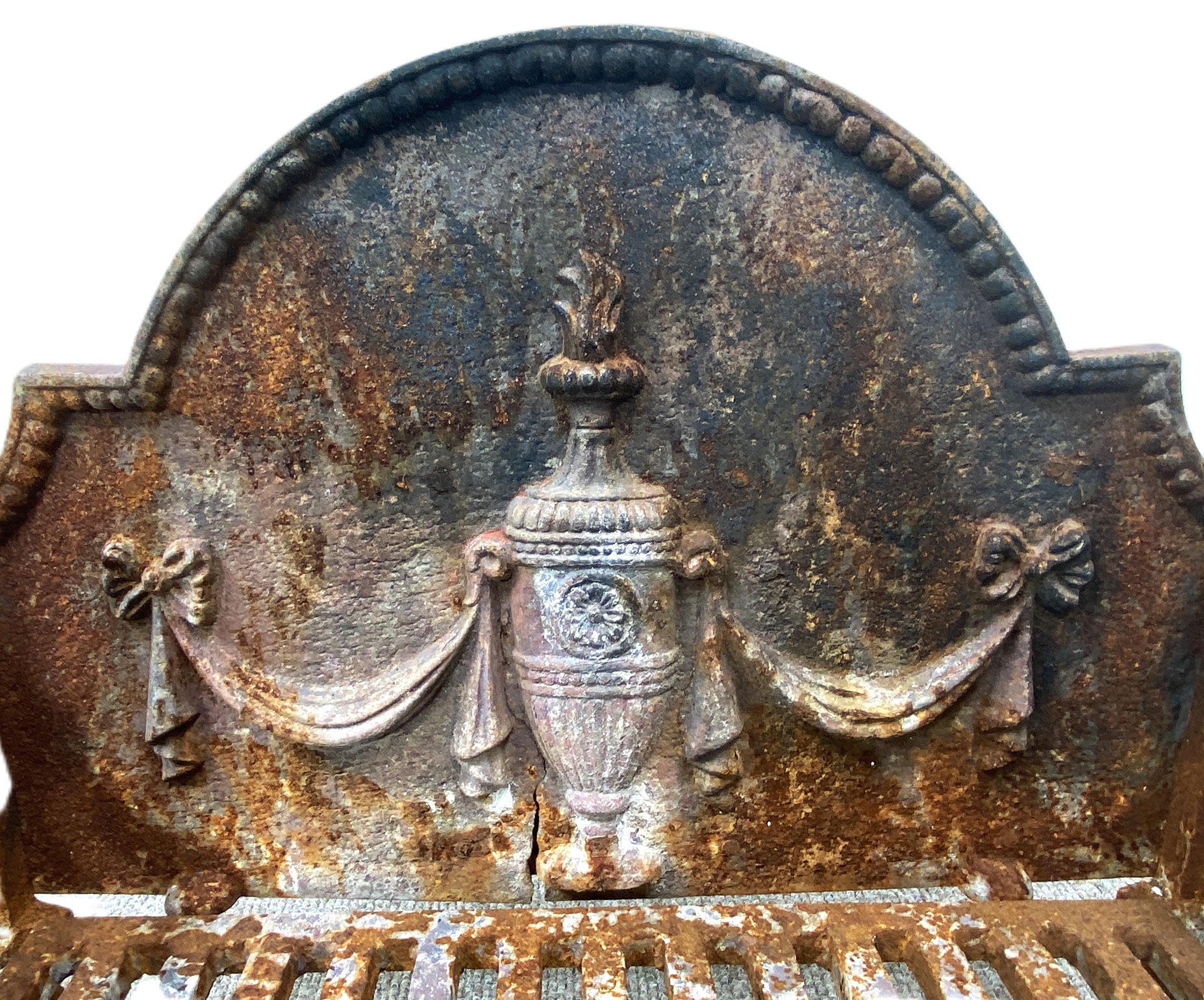 A vintage cast iron fire grate, with integral Adam style arched fire-back and fleur de lys finials - Image 3 of 3