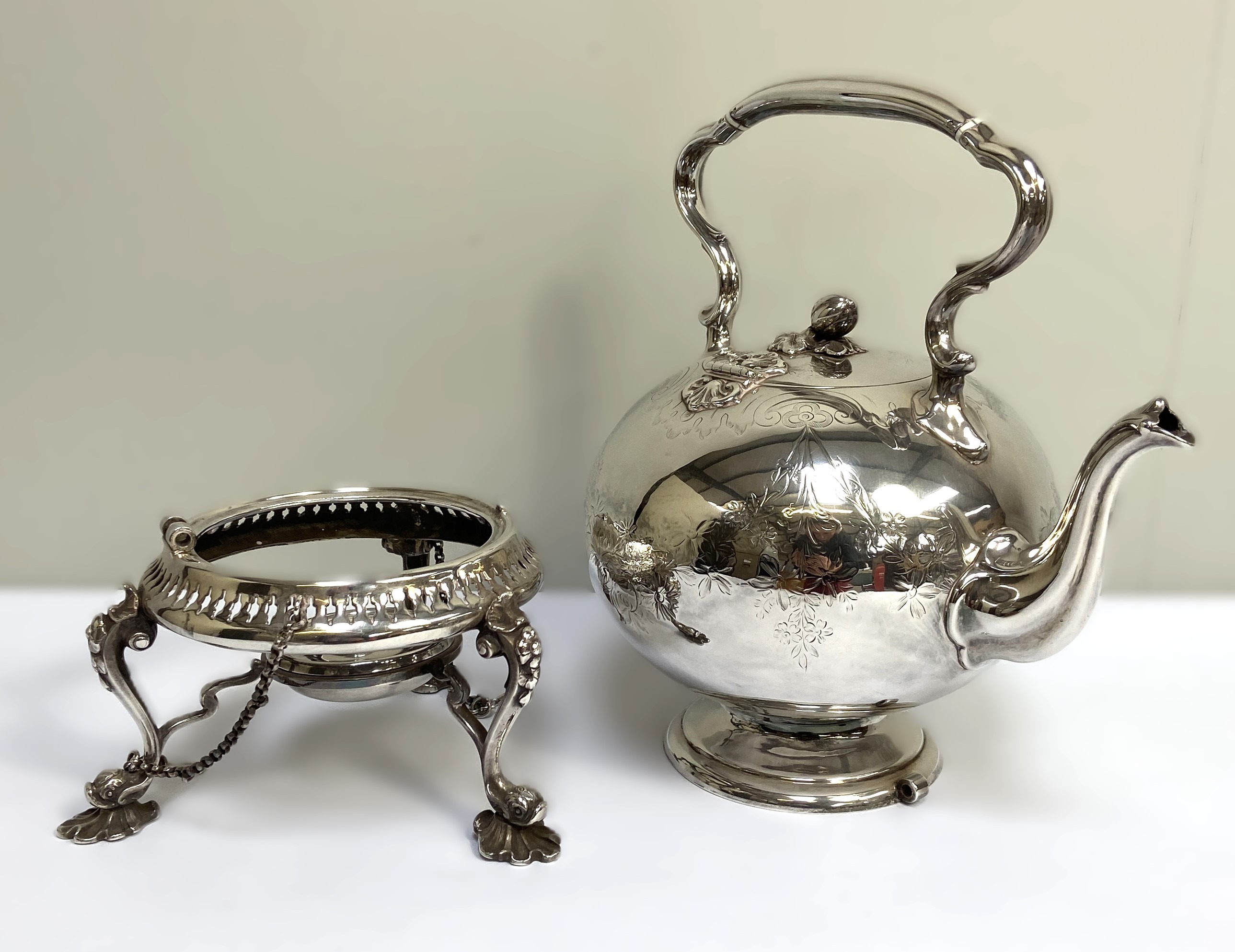 An Old Sheffield Plate samovar, 19th century, with twin ebonised side handles, a tap mounted urn and - Bild 3 aus 9