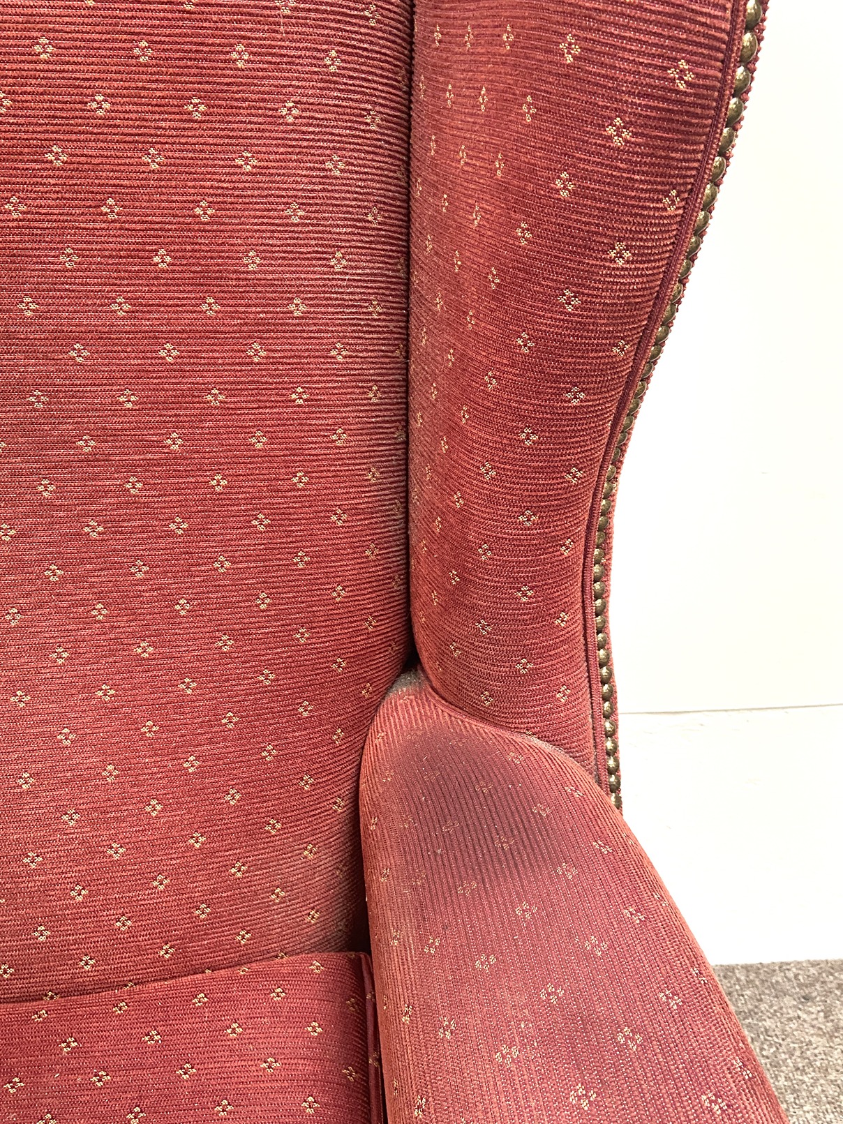 A vintage wing backed armchair, with claret upholstery; also a modern decorative rug (2) - Bild 8 aus 9