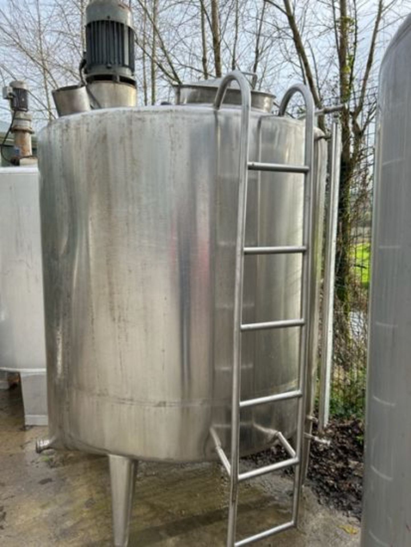 S/s tank with agitator, volume: 3100 litre, dimensions: 1800 mm x 1600 mm x 2700 mm/2300 mm. - Image 3 of 3