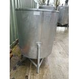 S/s tank, volume: 525 litre, dimensions: Ø 900 mm x 1600 mm.