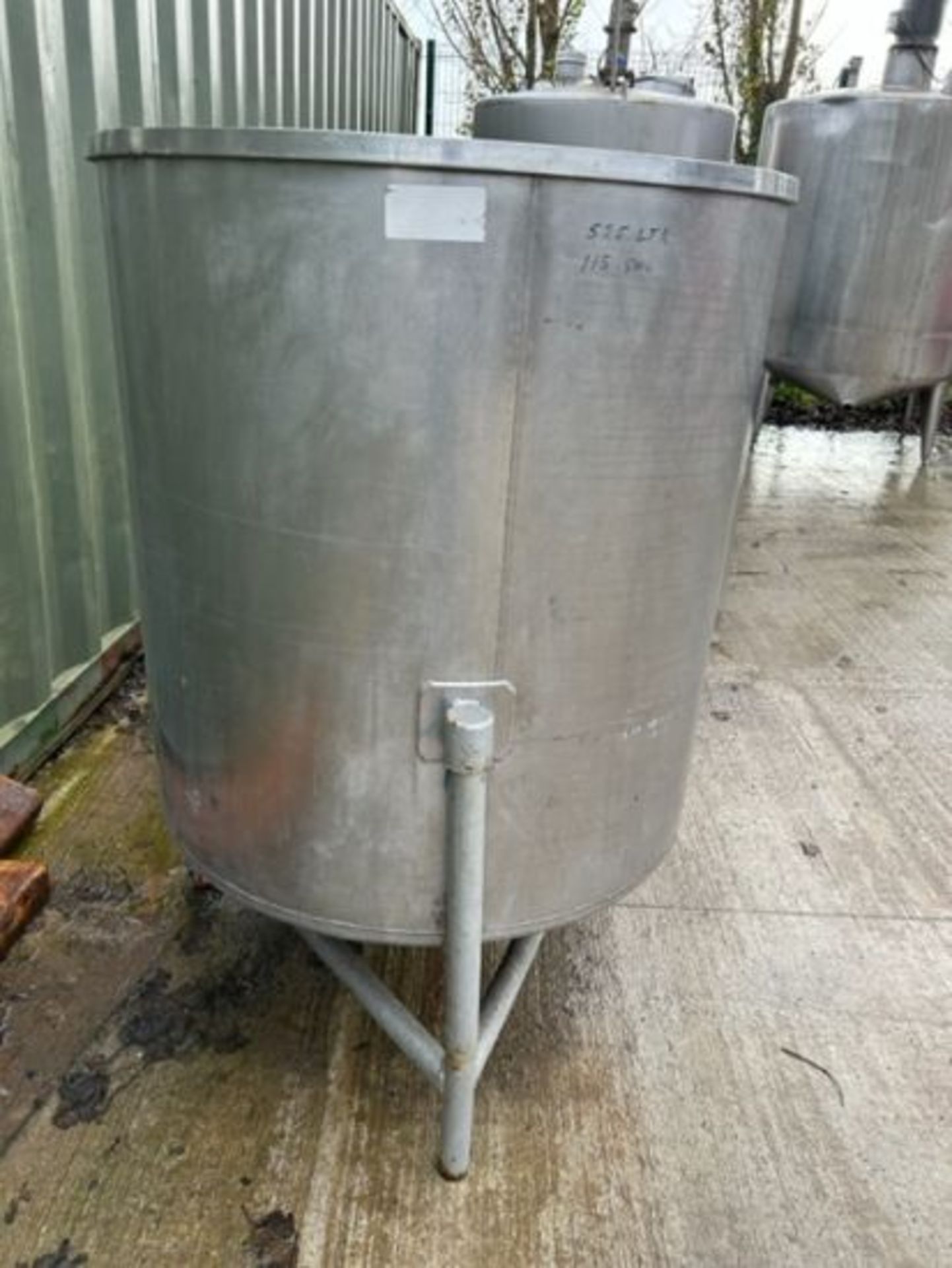 S/s tank, volume: 525 litre, dimensions: Ø 900 mm x 1600 mm.