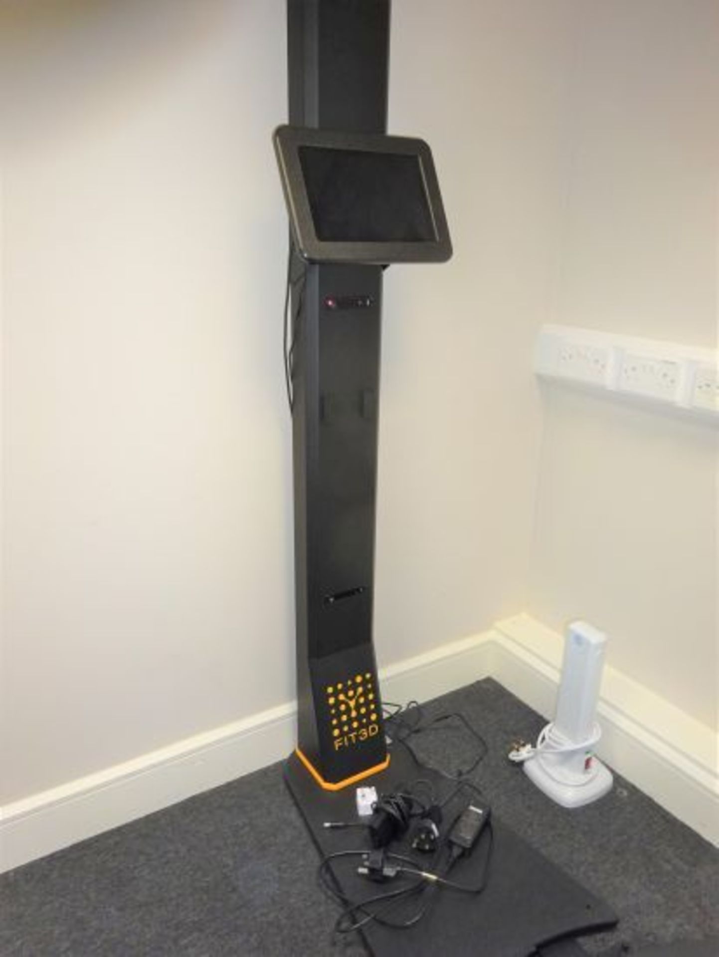 Fit 3D Personal Scanner with Attached Turntable, Flatscreen Control System. - Image 2 of 2