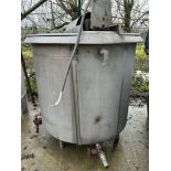 S/s tank with 2 agitators, inside dimensions: Ø 1350 mm x 1050 mm, total dimensions: Ø 1500 mm x