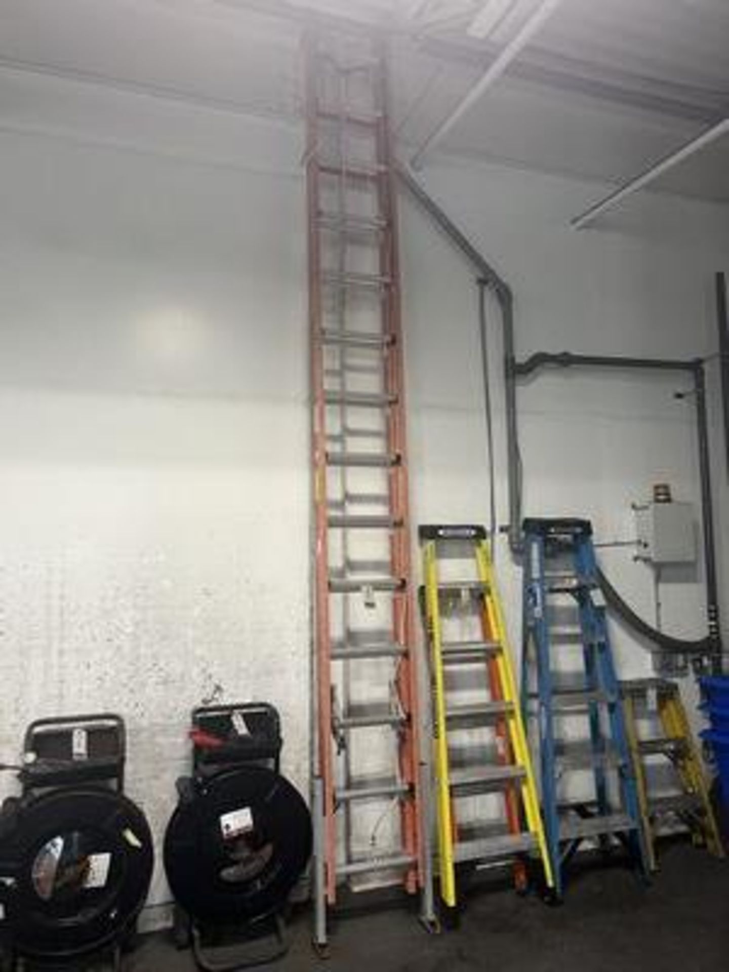 BAUER 28' FIBERGLASS EXT. LADDER W/ AUTO LEVELER